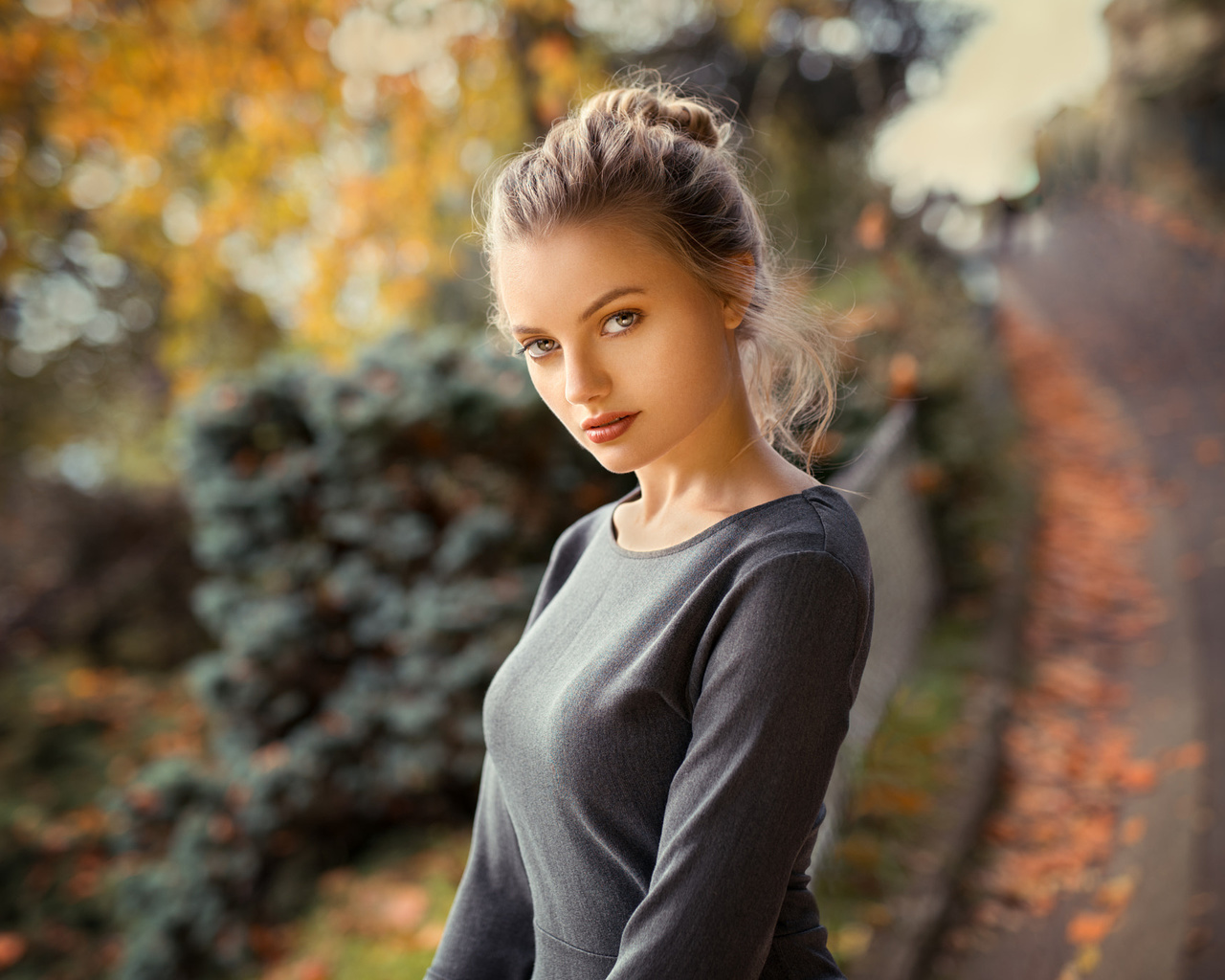 women, blonde, face, bokeh, depth of field, red lipstick, road, portrait