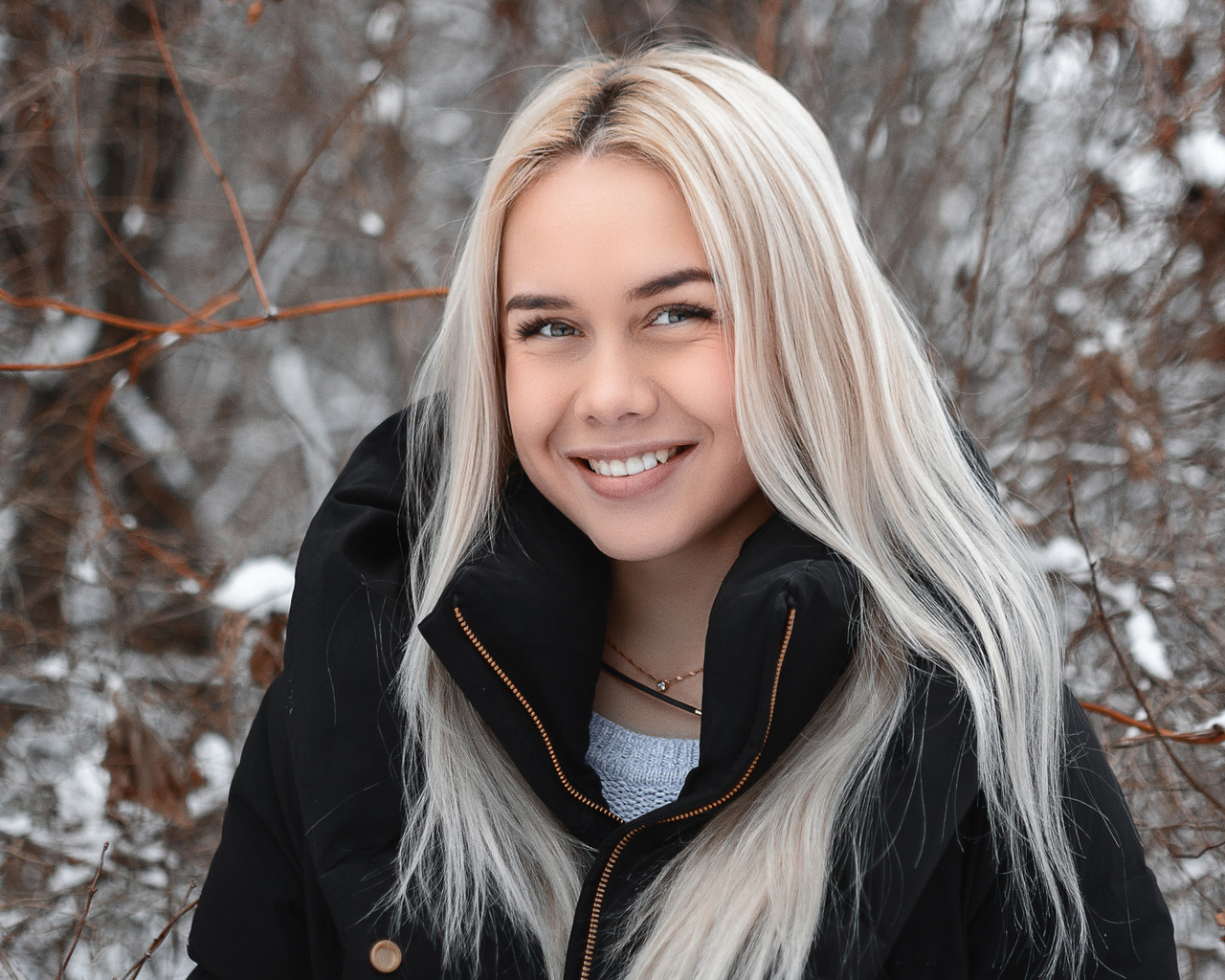 women, blonde, sweater, depth of field, women outdoors, smiling, portrait, necklace