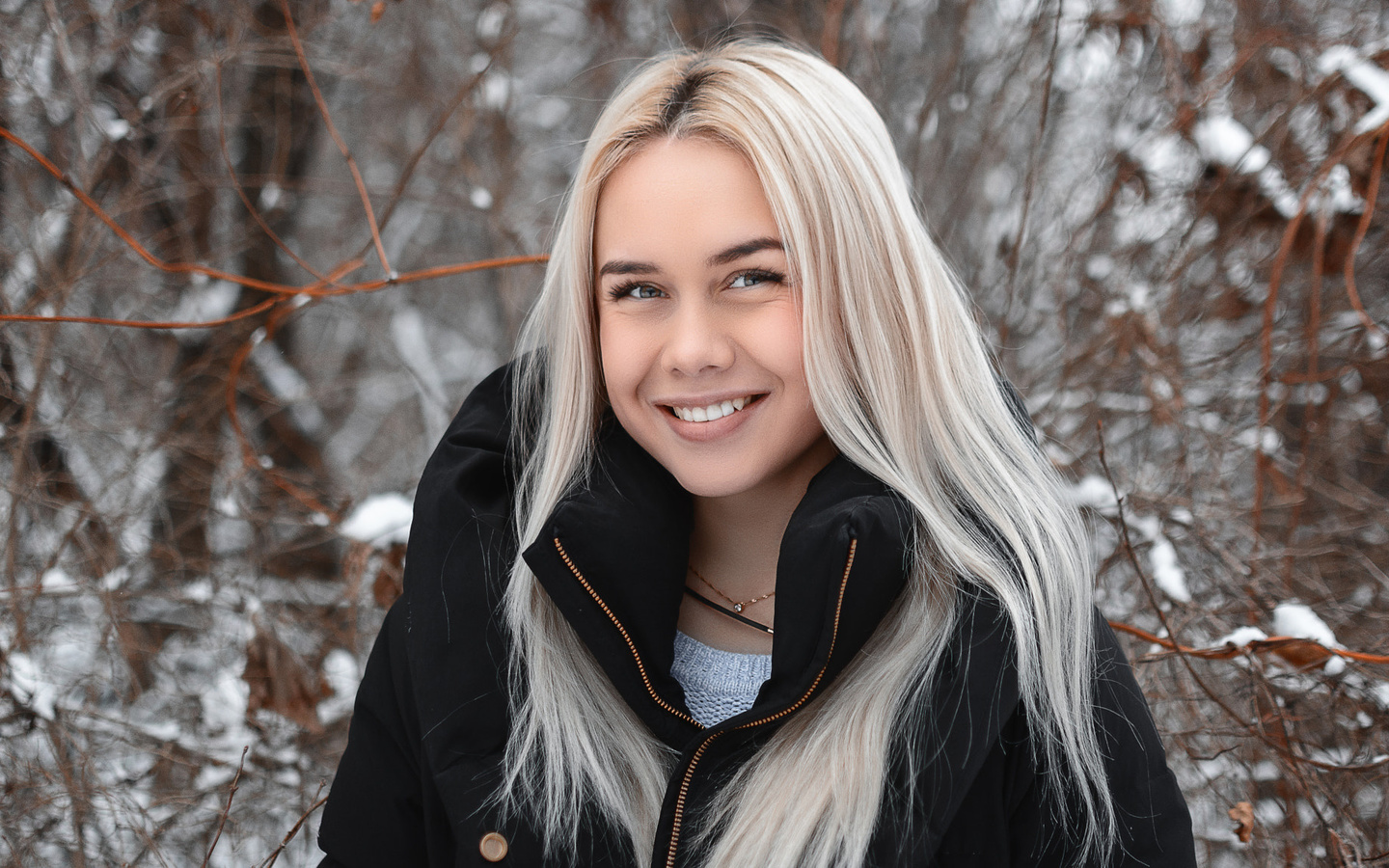 women, blonde, sweater, depth of field, women outdoors, smiling, portrait, necklace