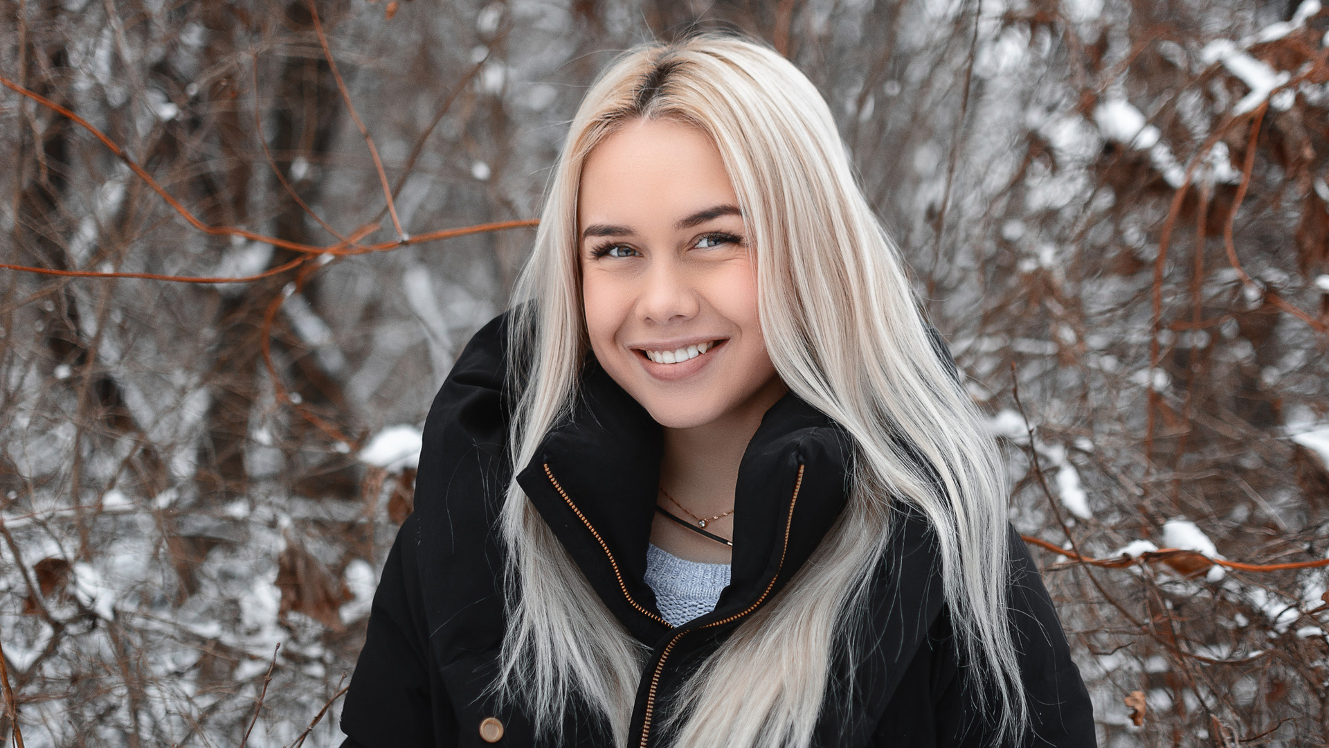 women, blonde, sweater, depth of field, women outdoors, smiling, portrait, necklace