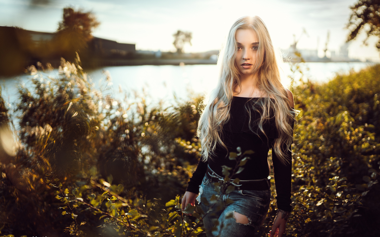 women, blonde, nose rings, torn jeans, long hair, river, andreas joachim lins, depth of field, women outdoors