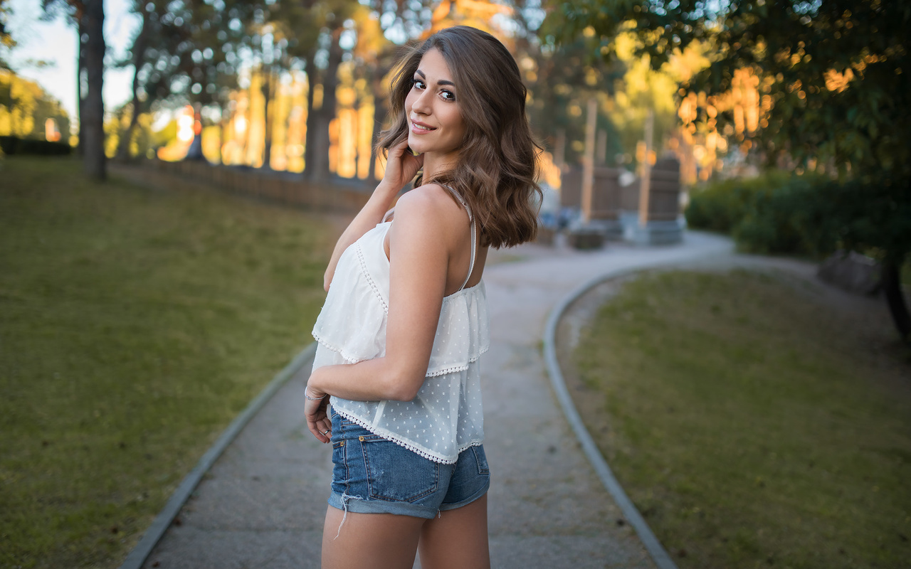 women, portrait, trees, jean shorts, smiling, women outdoors, depth of field