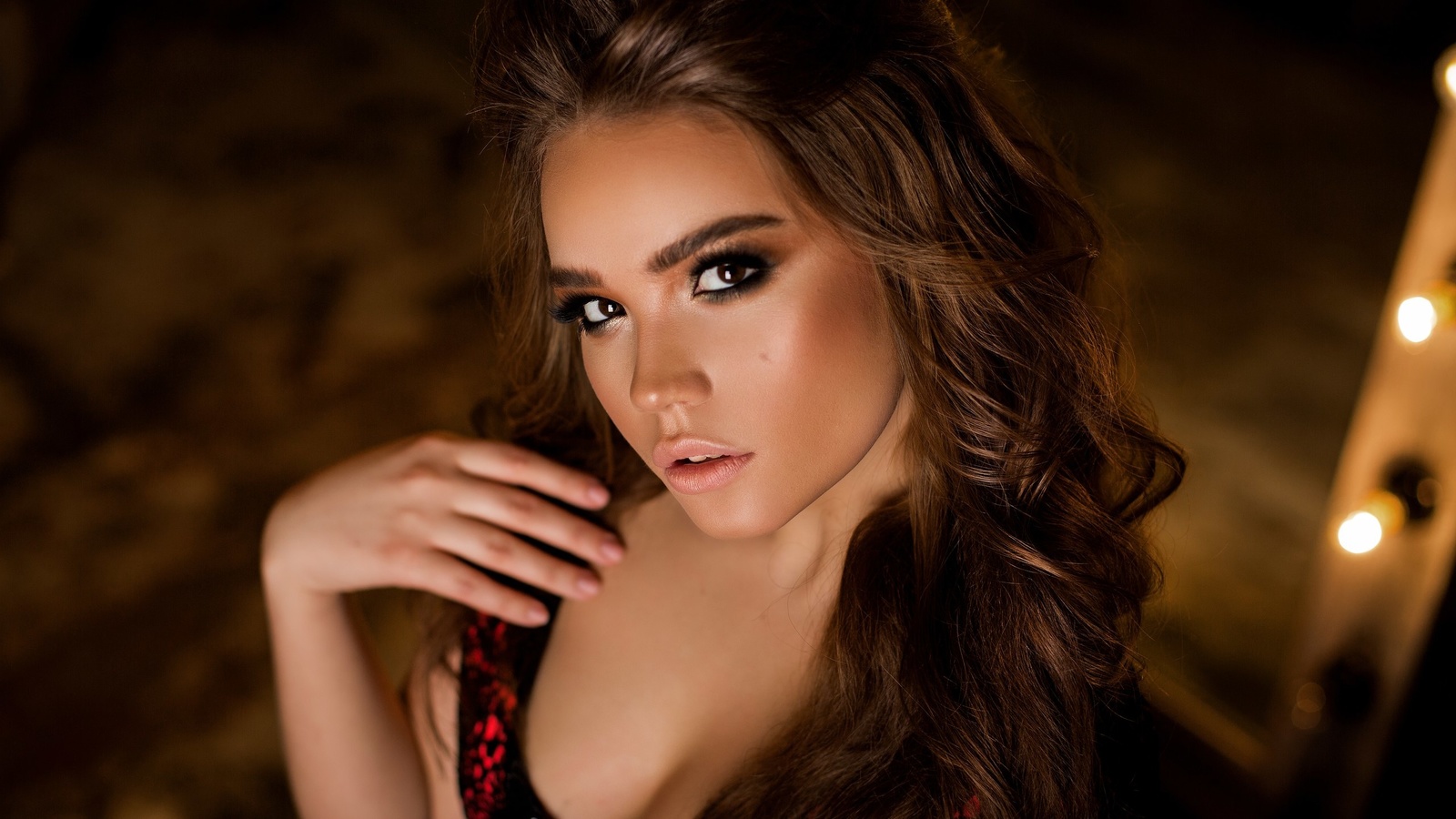 women, face, portrait, light bulb, makeup, depth of field, looking at viewer, cleavage, tanned, brunette, smoky eyes, wavy hair