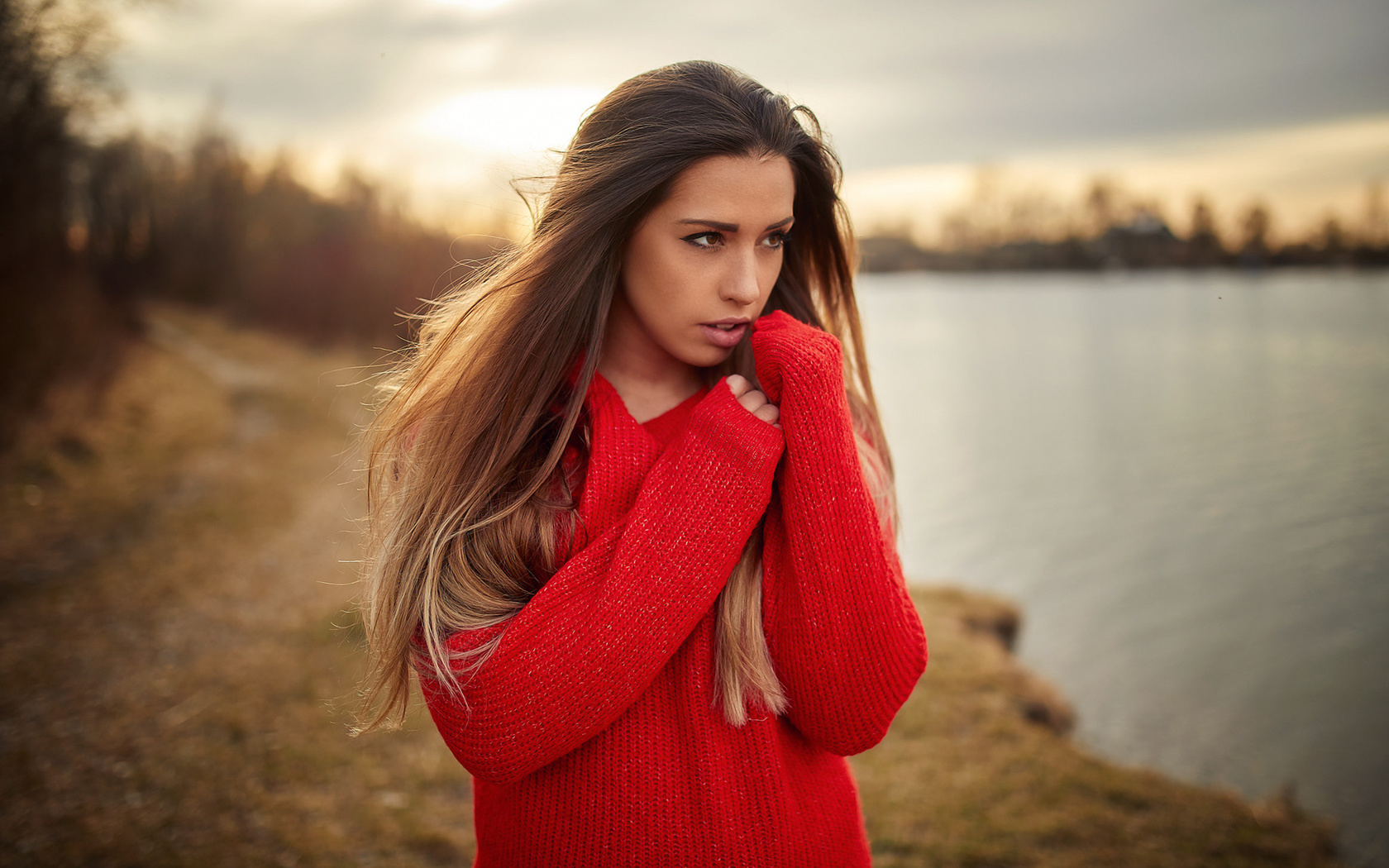 women, portrait, blonde, river, depth of field, women outdoors, pink lipstick, looking away