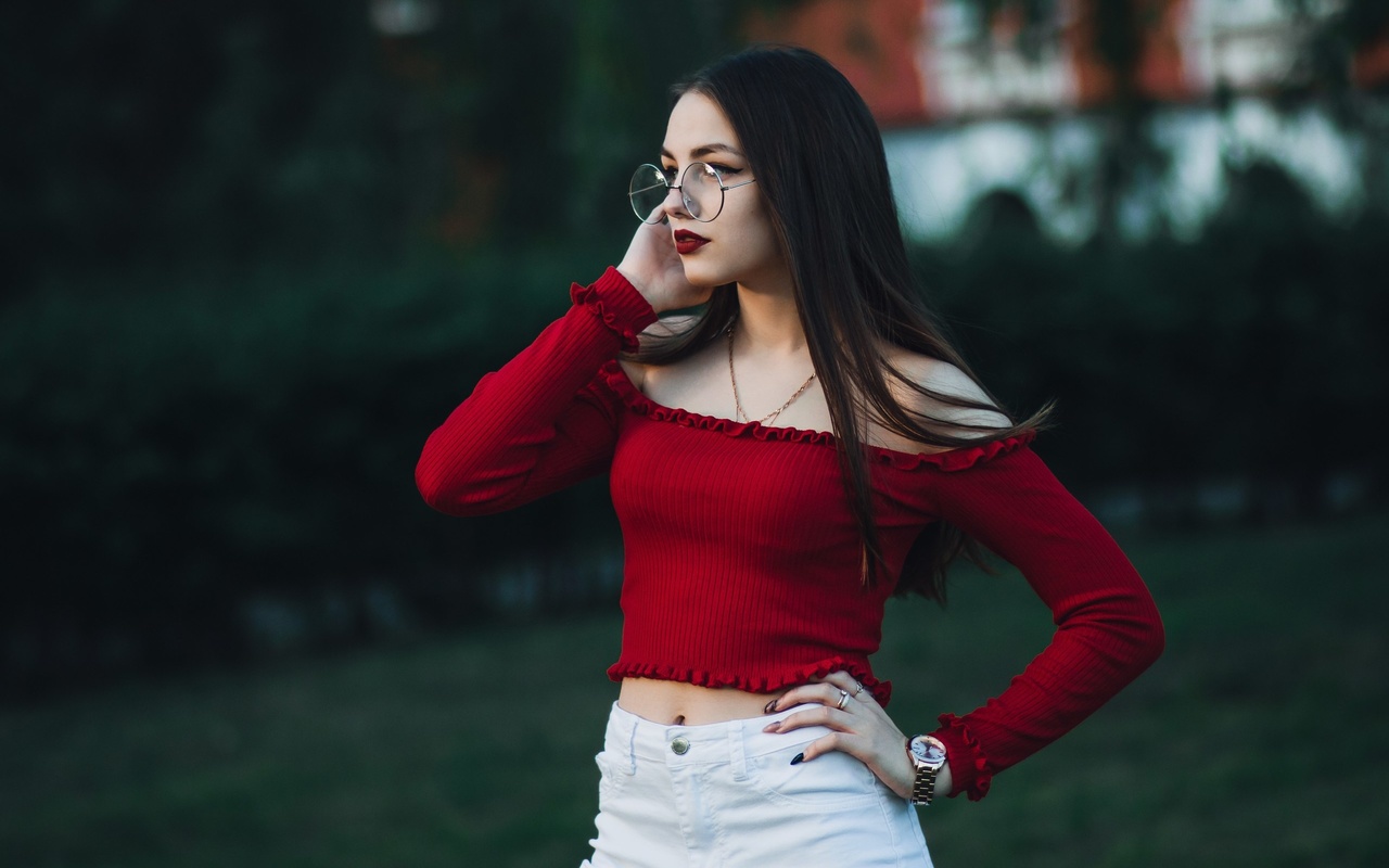 women, portrait, red lipstick, women with glasses, women outdoors, bare shoulders, pants, necklace, depth of field, black nails, eyeliner