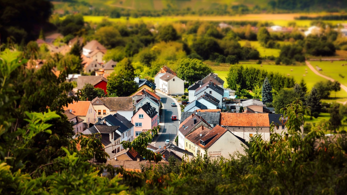 Картинки природа, пейзаж, германия, дома, посёлок, деревня, деревья,  tilt-shift - обои 1366x768, картинка №283612