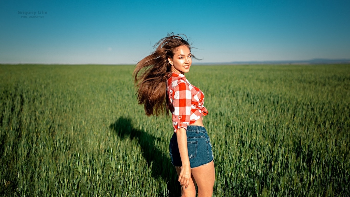 women, viktoria yurkovskaya, grigoriy lifin, jean shorts, smiling, sky, tanned, plaid shirt, women outdoors