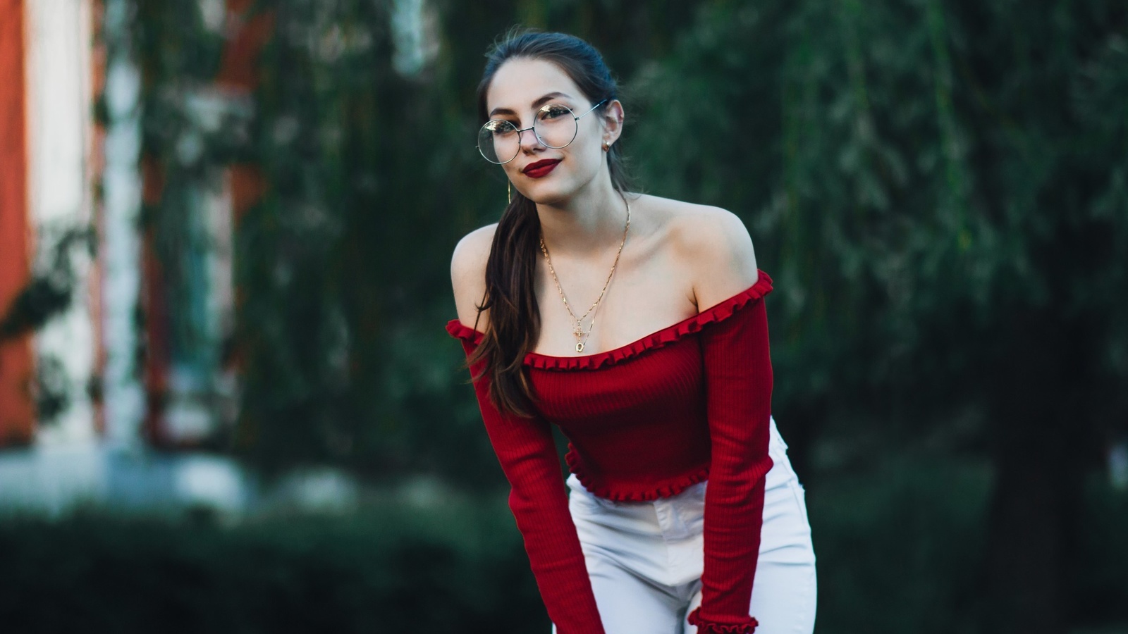 women, portrait, red lipstick, women with glasses, women outdoors, bare shoulders, pants, necklace, depth of field, eyeliner, smiling