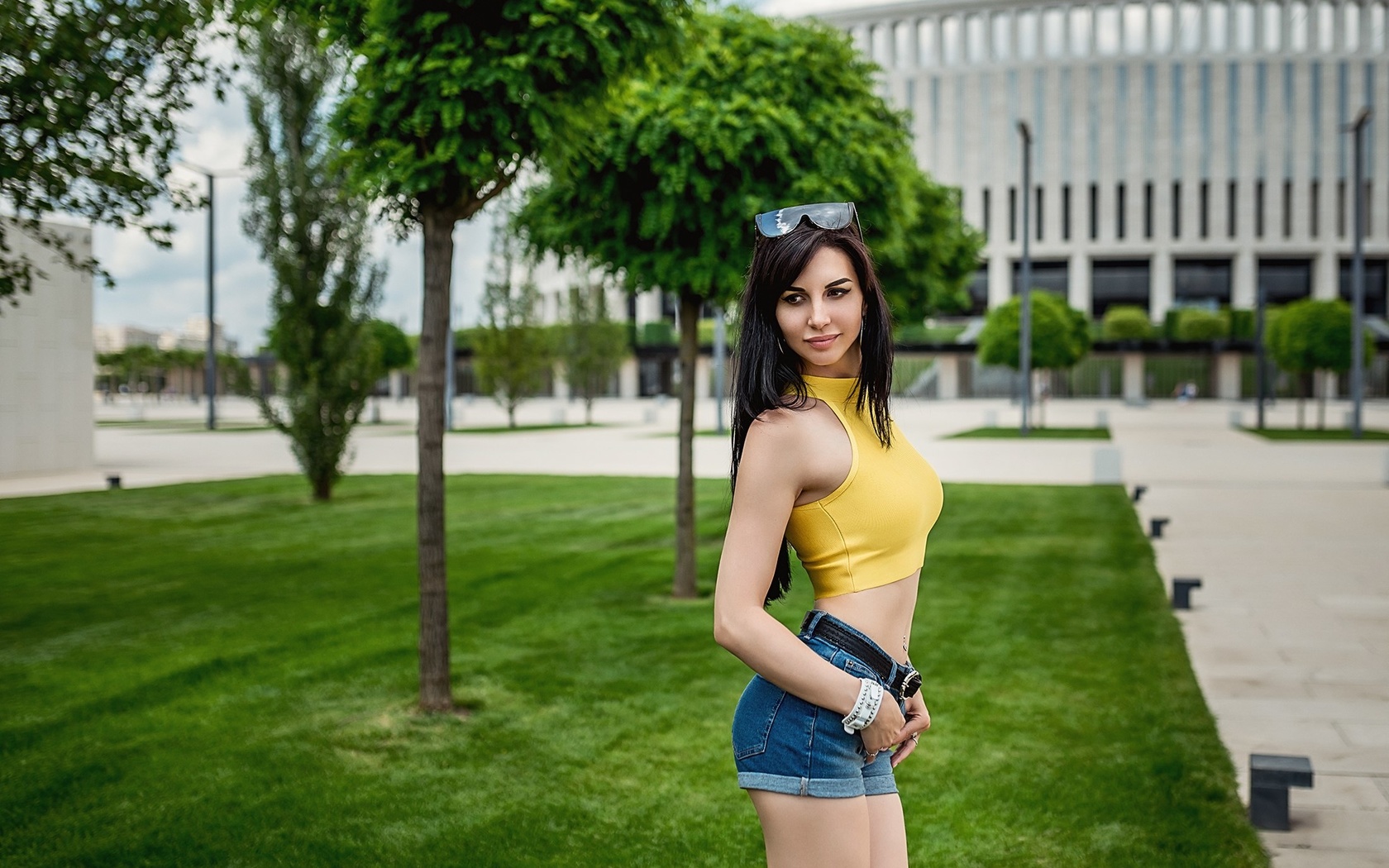 women, lioka grechanova, trees, brunette, jean shorts, belly, women outdoors, grass, portrait, sunglasses, pierced navel, smiling, belt