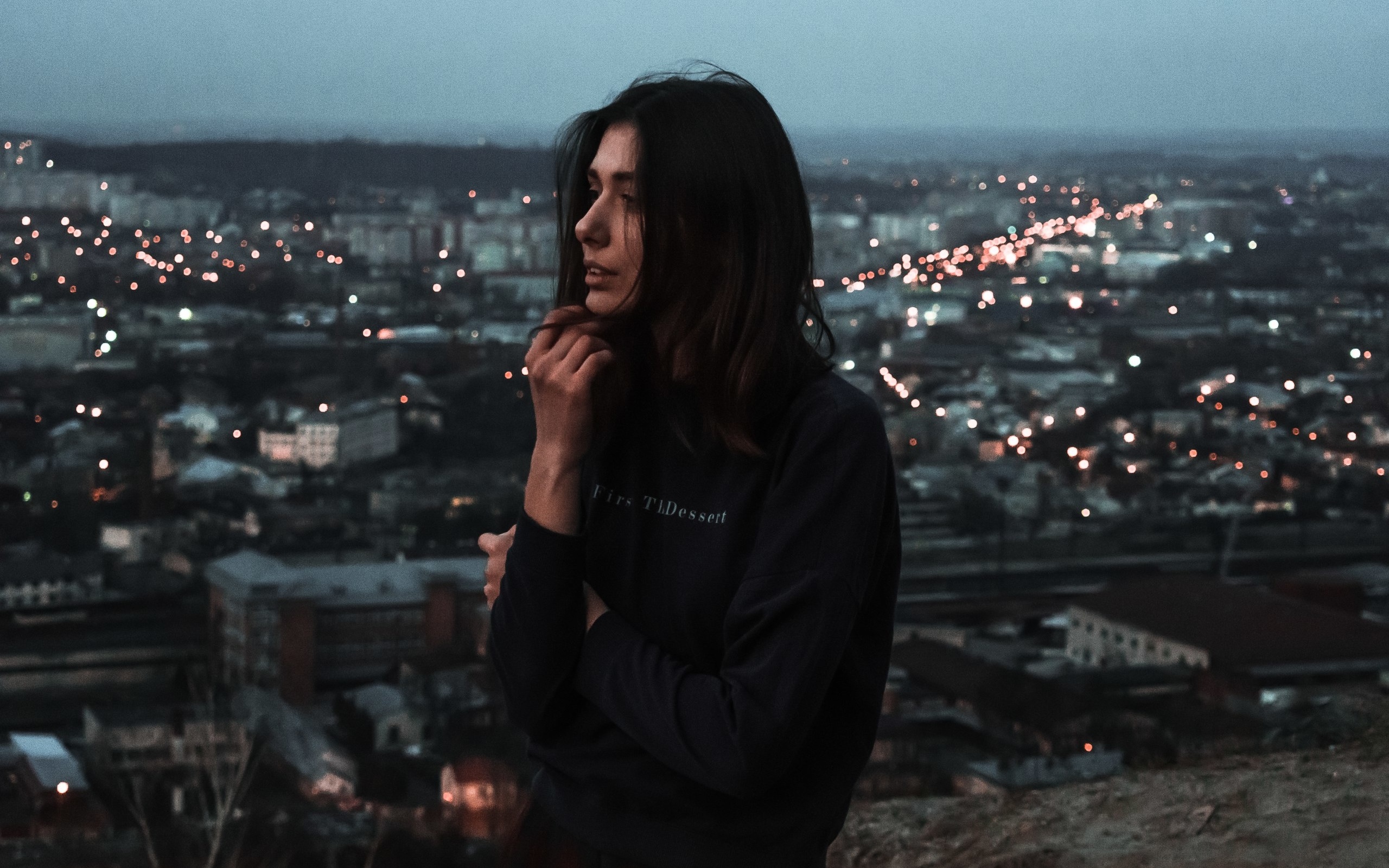 Фото девушки на фоне ночного города