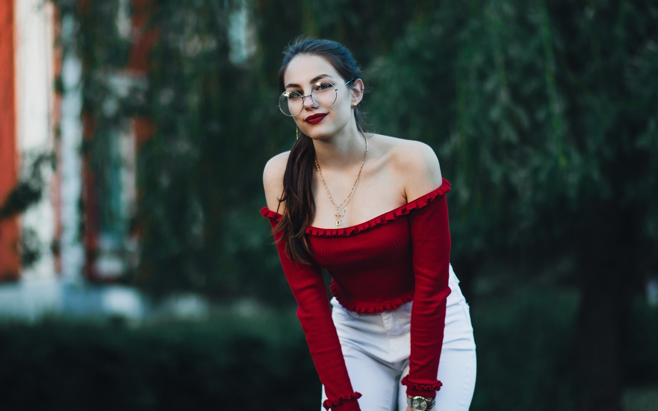 women, portrait, red lipstick, women with glasses, women outdoors, bare shoulders, pants, necklace, depth of field, eyeliner, smiling