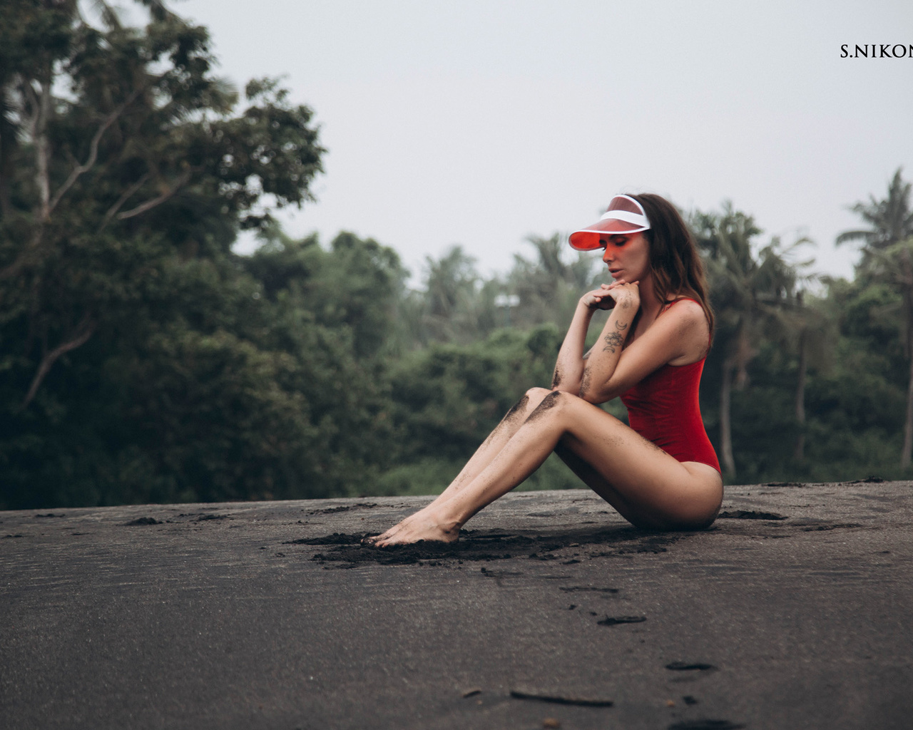 women, sitting, one-piece swimsuit, sand, tanned, svetlana nikonova, tattoo, closed eyes, women outdoors, trees, palm trees