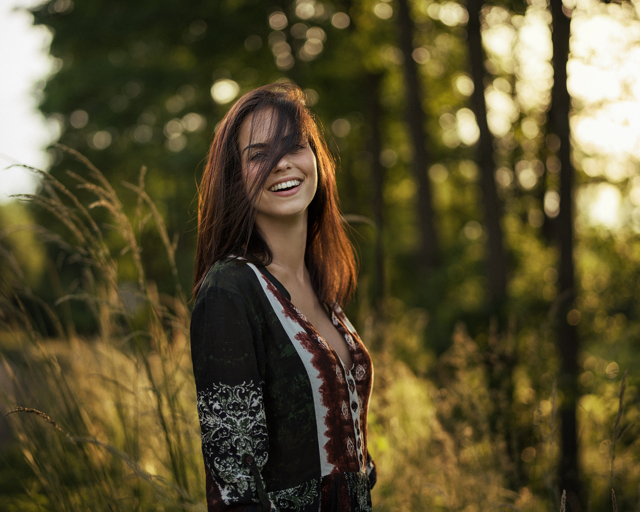 women, marlen valderrama alvarez, smiling, martin kuhn, portrait, women outdoors, hair in face