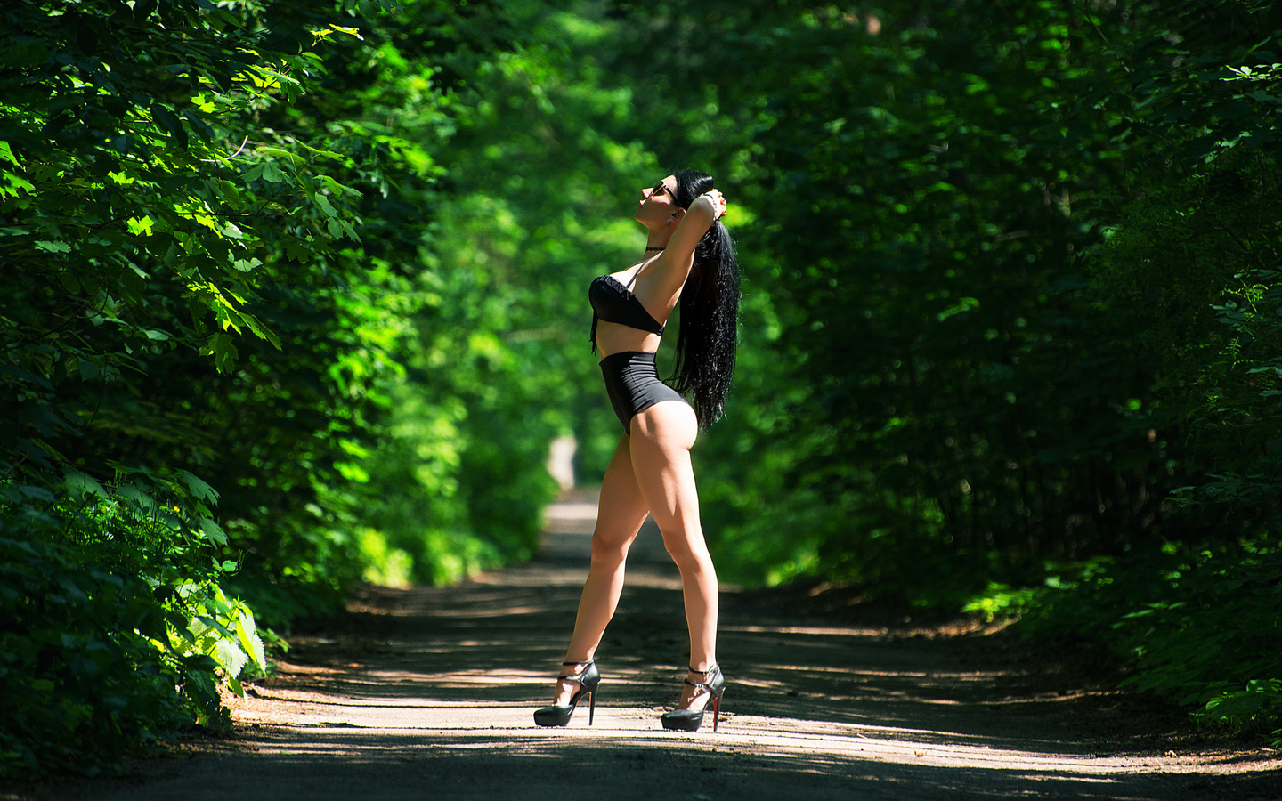 women, ass, black clothing, brunette, road, high heels, sunglasses, women outdoors, black hair, long hair, choker