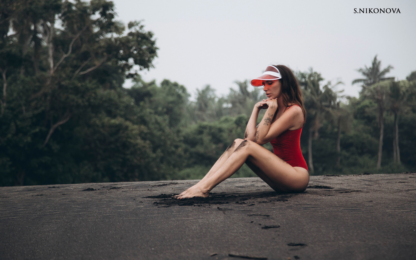 women, sitting, one-piece swimsuit, sand, tanned, svetlana nikonova, tattoo, closed eyes, women outdoors, trees, palm trees