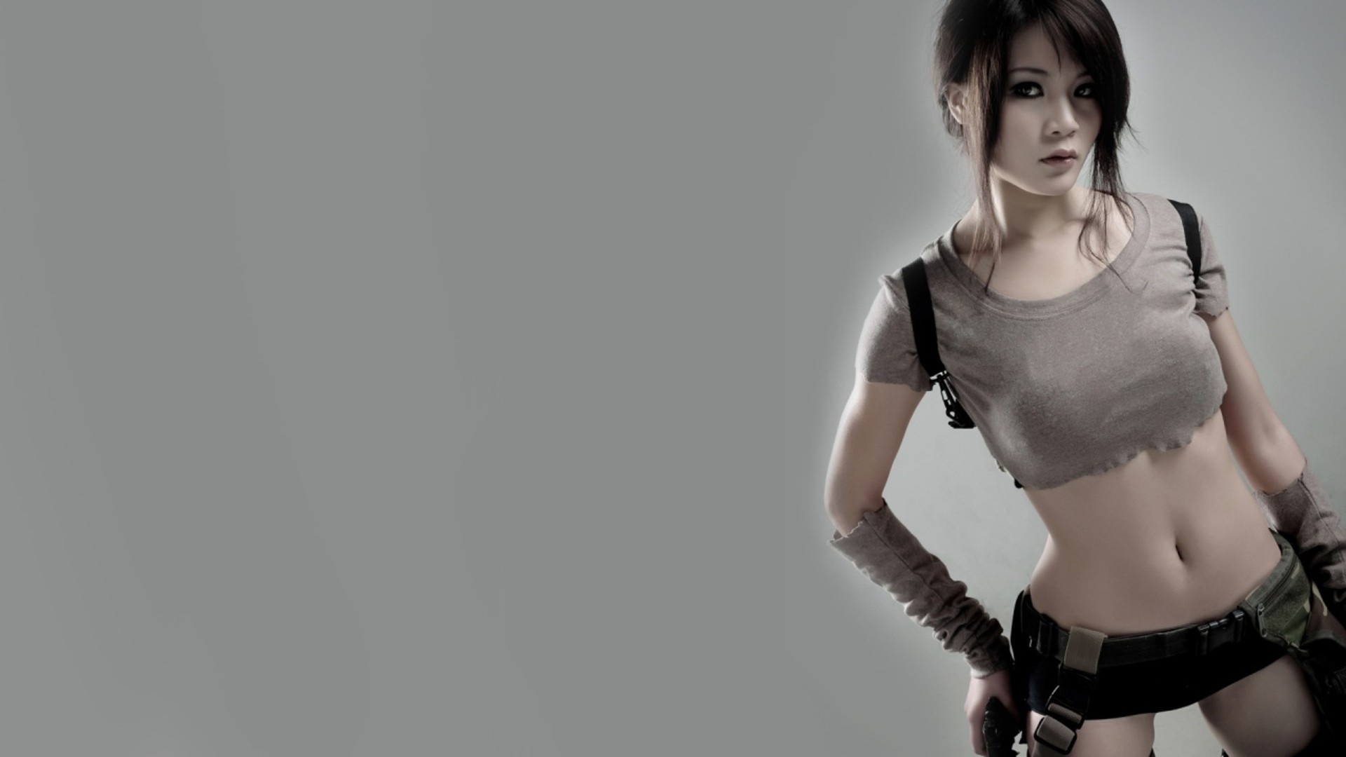 Картинки cosplay, tomb raider, lara croft, девушка, брюнетка, азиатка,  грудь, топ, оружие, пистолет - обои 1920x1080, картинка №290645