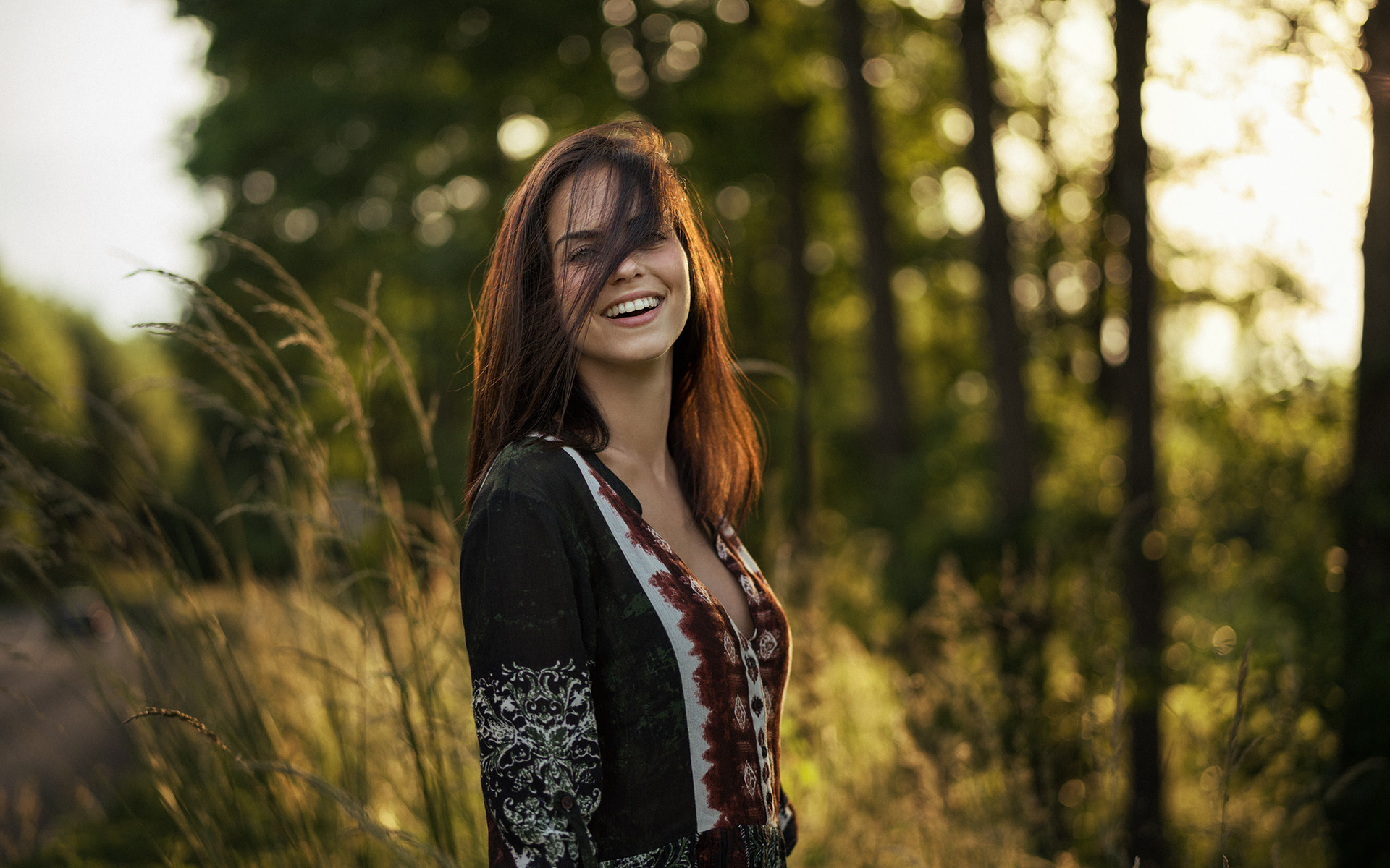 women, marlen valderrama alvarez, smiling, martin kuhn, portrait, women outdoors, hair in face