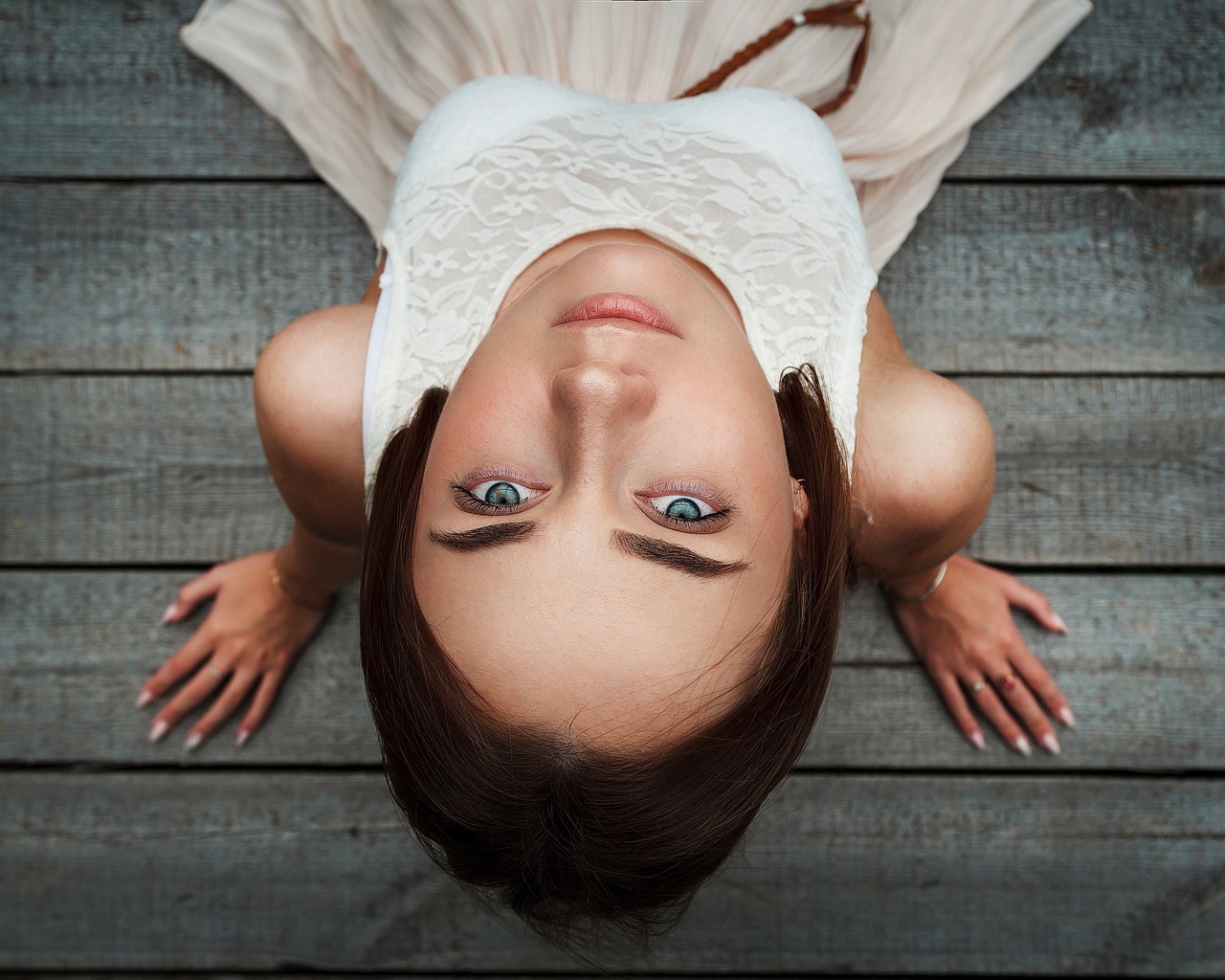 women, portrait, bridge, women outdoors, sitting, blue eyes, top view, face