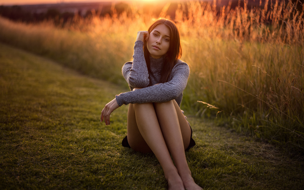 women, laura franziska, martin kuhn, portrait, sitting, grass, sunset, women outdoors