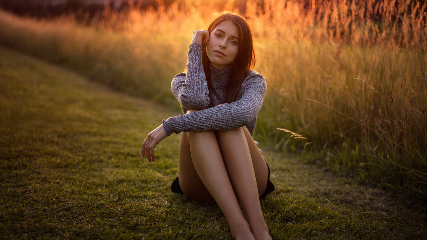 women, laura franziska, martin kuhn, portrait, sitting, grass, sunset, women outdoors