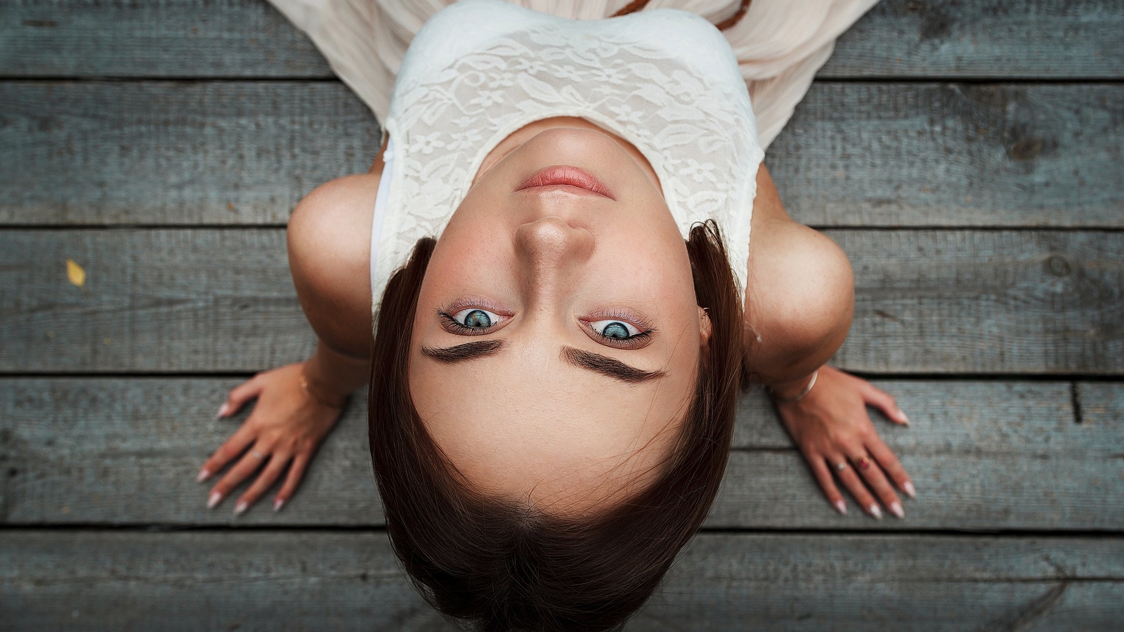 women, portrait, bridge, women outdoors, sitting, blue eyes, top view, face