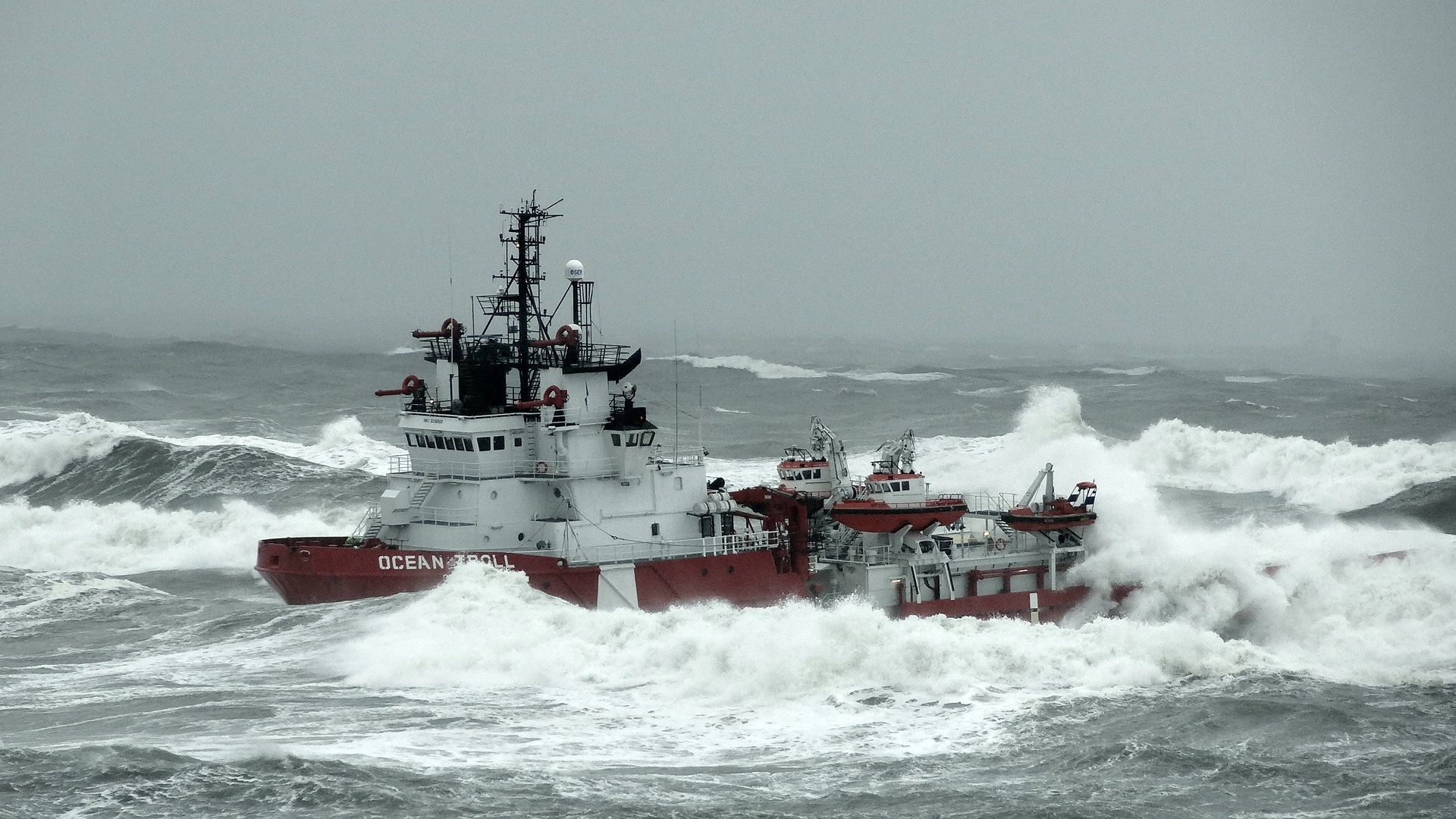 Судно в шторм. Морские суда в шторм. Судно попало в шторм. Корабль траулер.