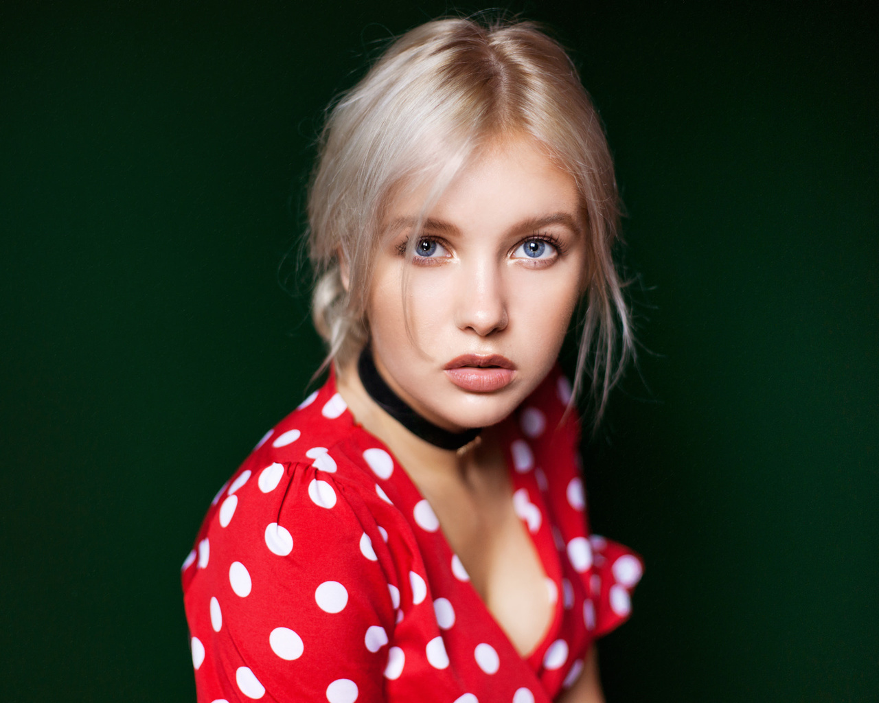 women, christina artemyeva, maxim maximov, polka dots, green background, blue eyes, face