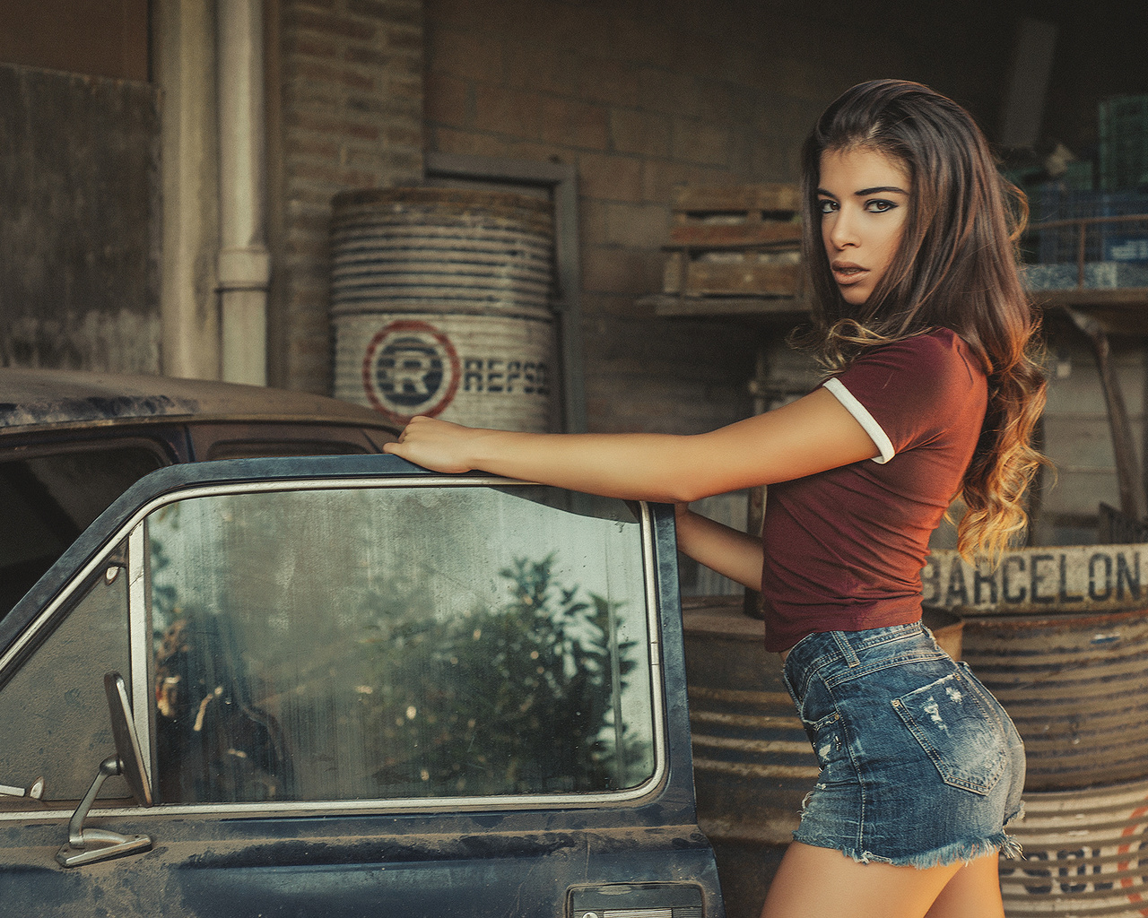 women, tanned, jean shorts, ass, women with cars, t-shirt, portrait