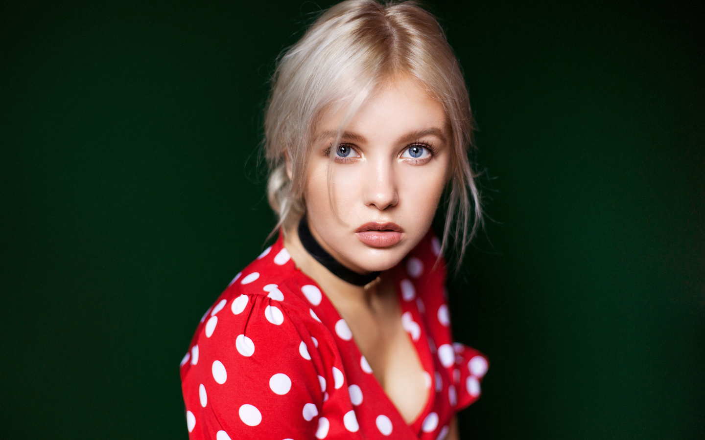 women, christina artemyeva, maxim maximov, polka dots, green background, blue eyes, face