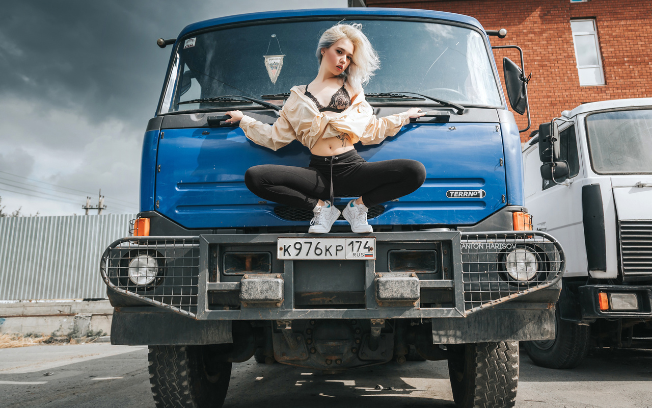 women, blonde, dyed hair, anton harisov, trucks, sneakers, black bras, squatting, nike, tattoo