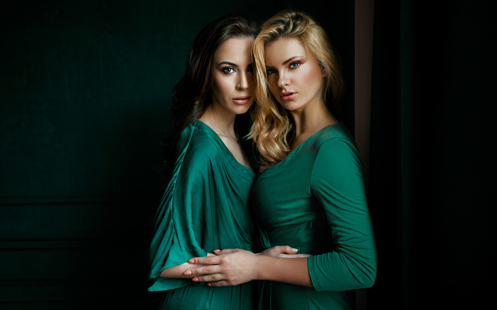 women, damian piorko, green dress, blonde, carla sonre, two women, portrait