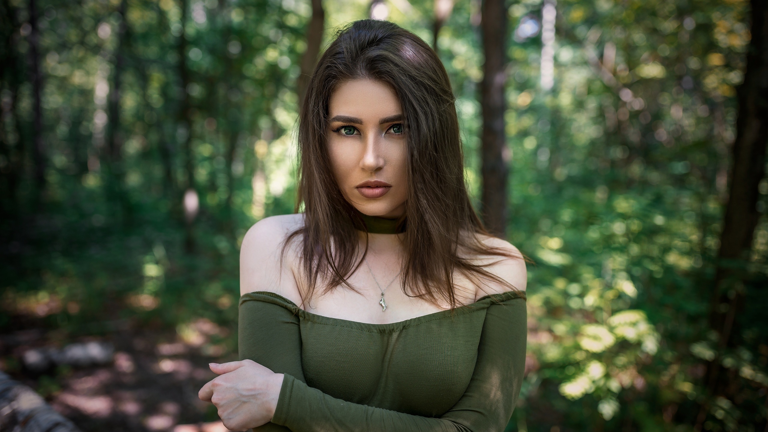 women, portrait, eyeliner, green eyes, necklace, bare shoulders, trees, stanislav maximov