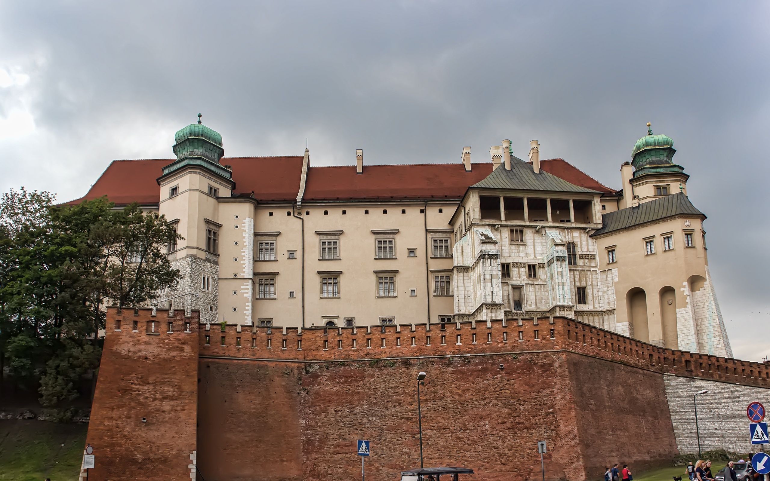 Wawel castle. Вавельский замок гербовые ворота. Wawel Royal Castle. Краков Великий замок. Wawel Castle in Kraków.