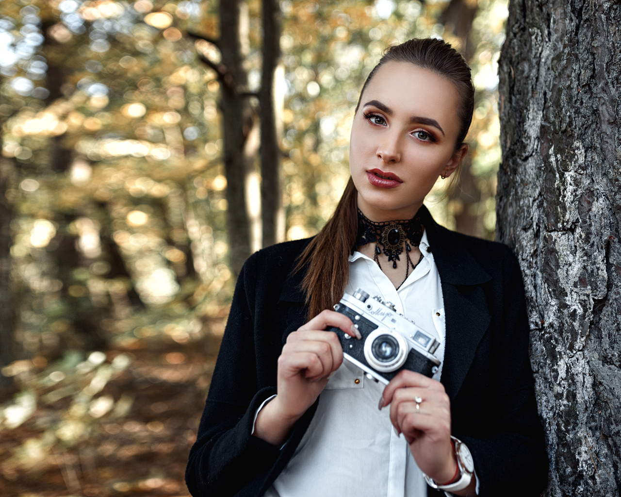 women, portrait, trees, camera, women outdoors, bokeh