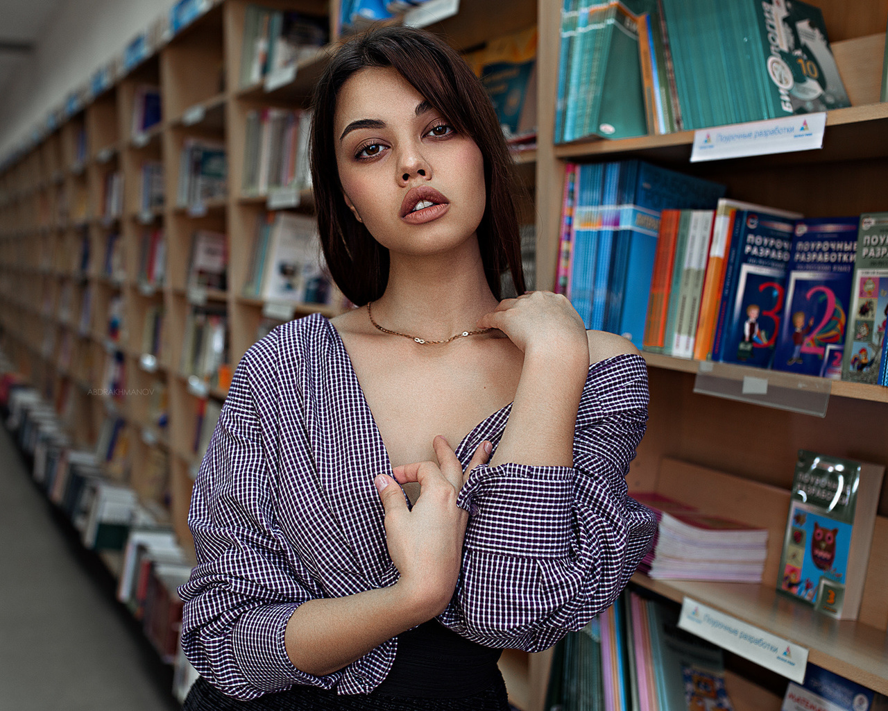 women, portrait, books, necklace, brunette, lenar abdrakhmanov