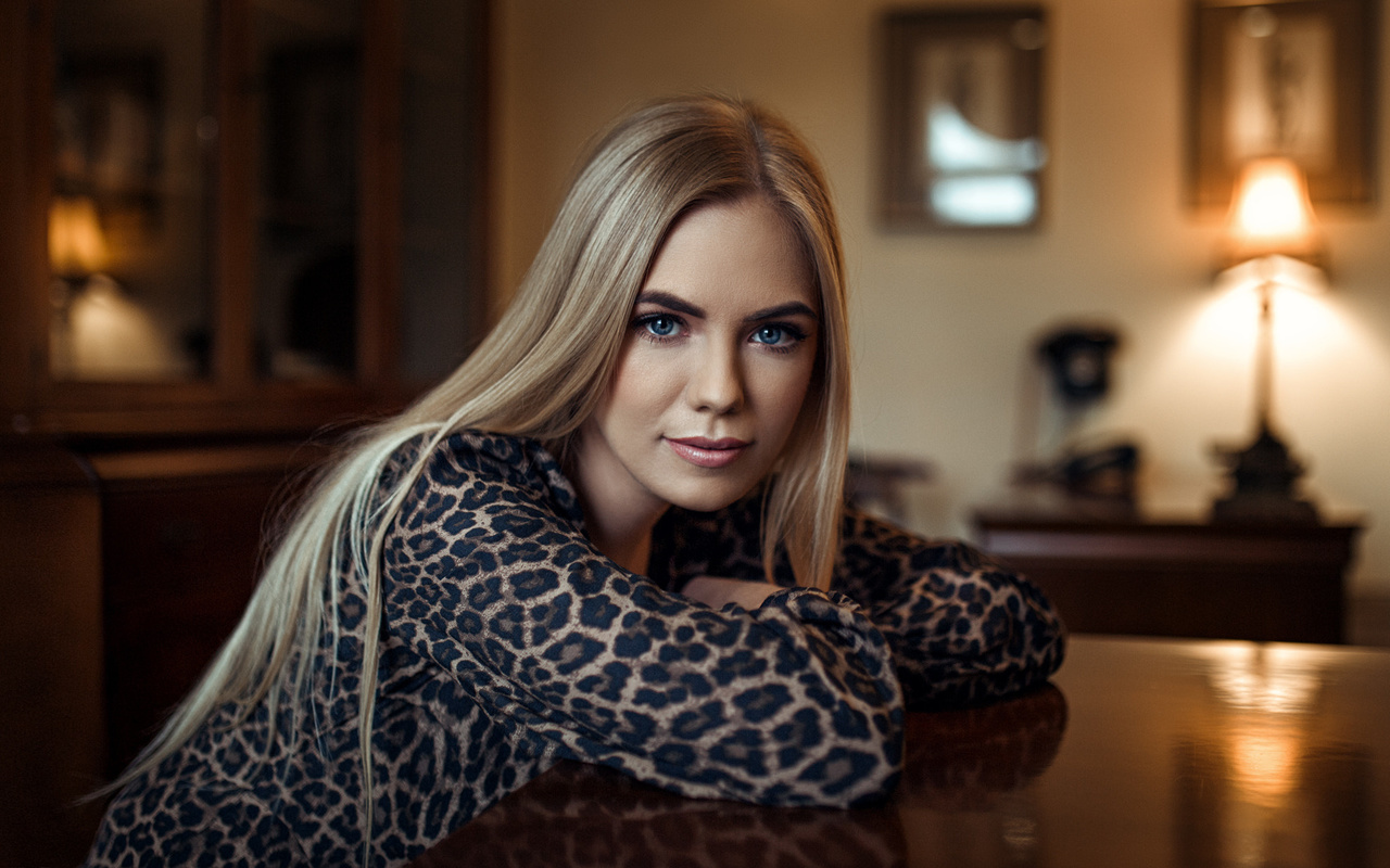 women, blonde, animal print, portrait, blue eyes