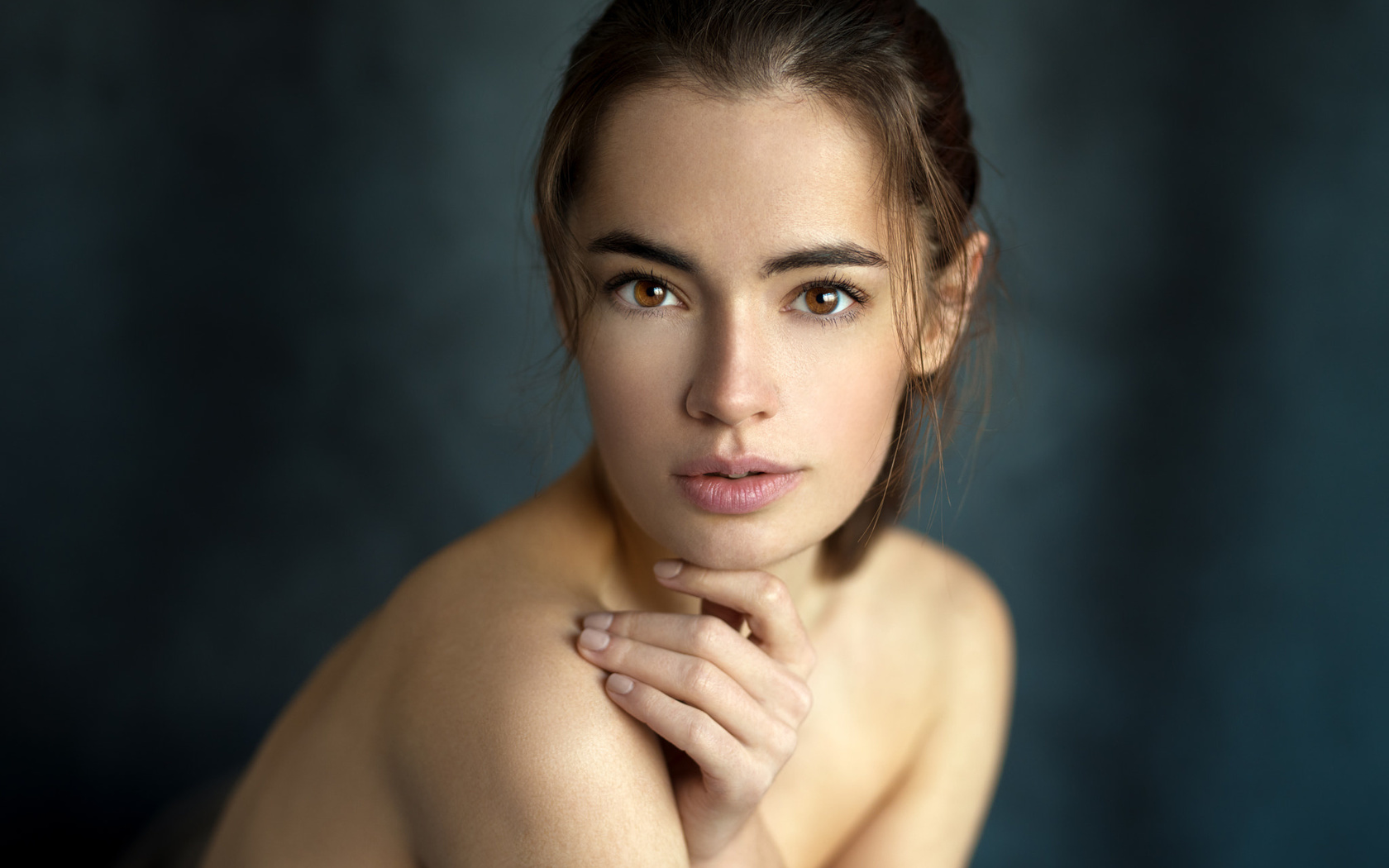 women, lidia savoderova, lods franck, portrait, simple background, brown eyes, pink lipstick