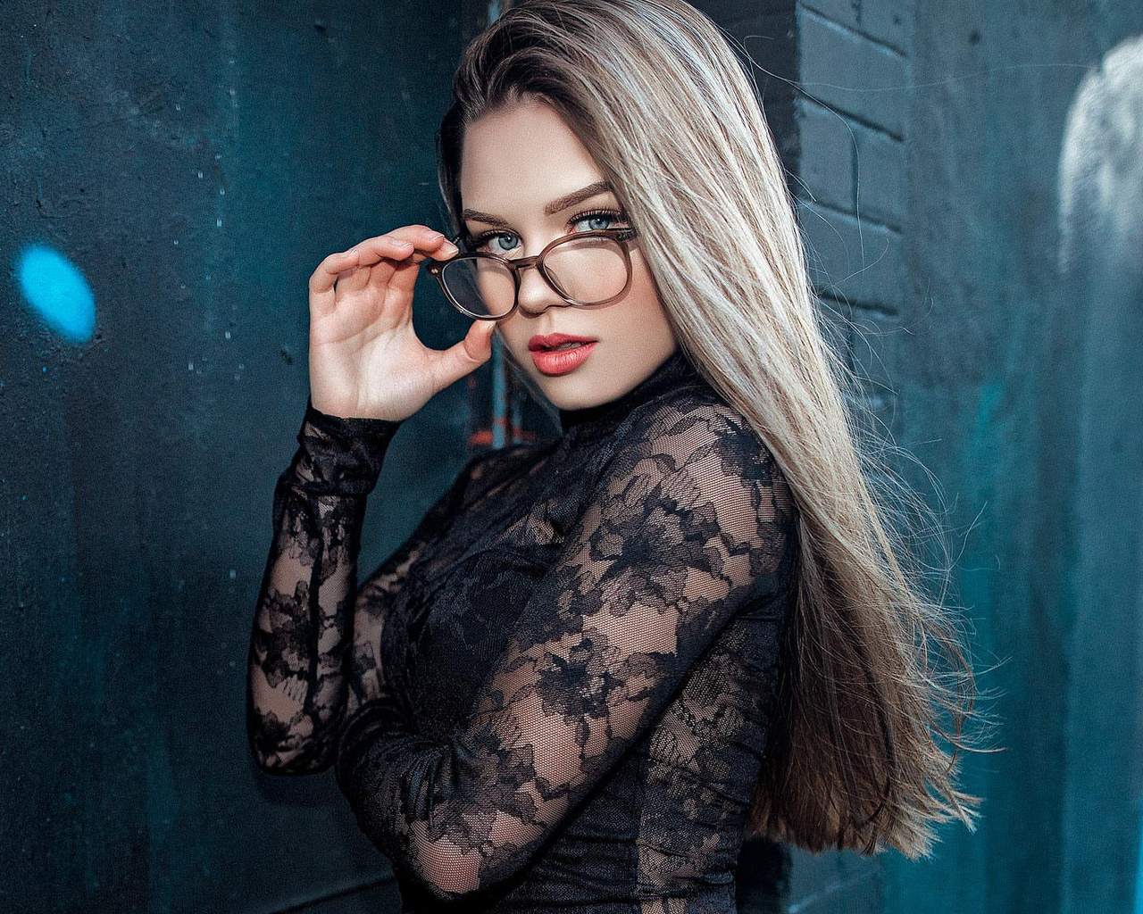 women, blonde, portrait, wall, women with glasses, long hair, gray eyes, john noe,silvia