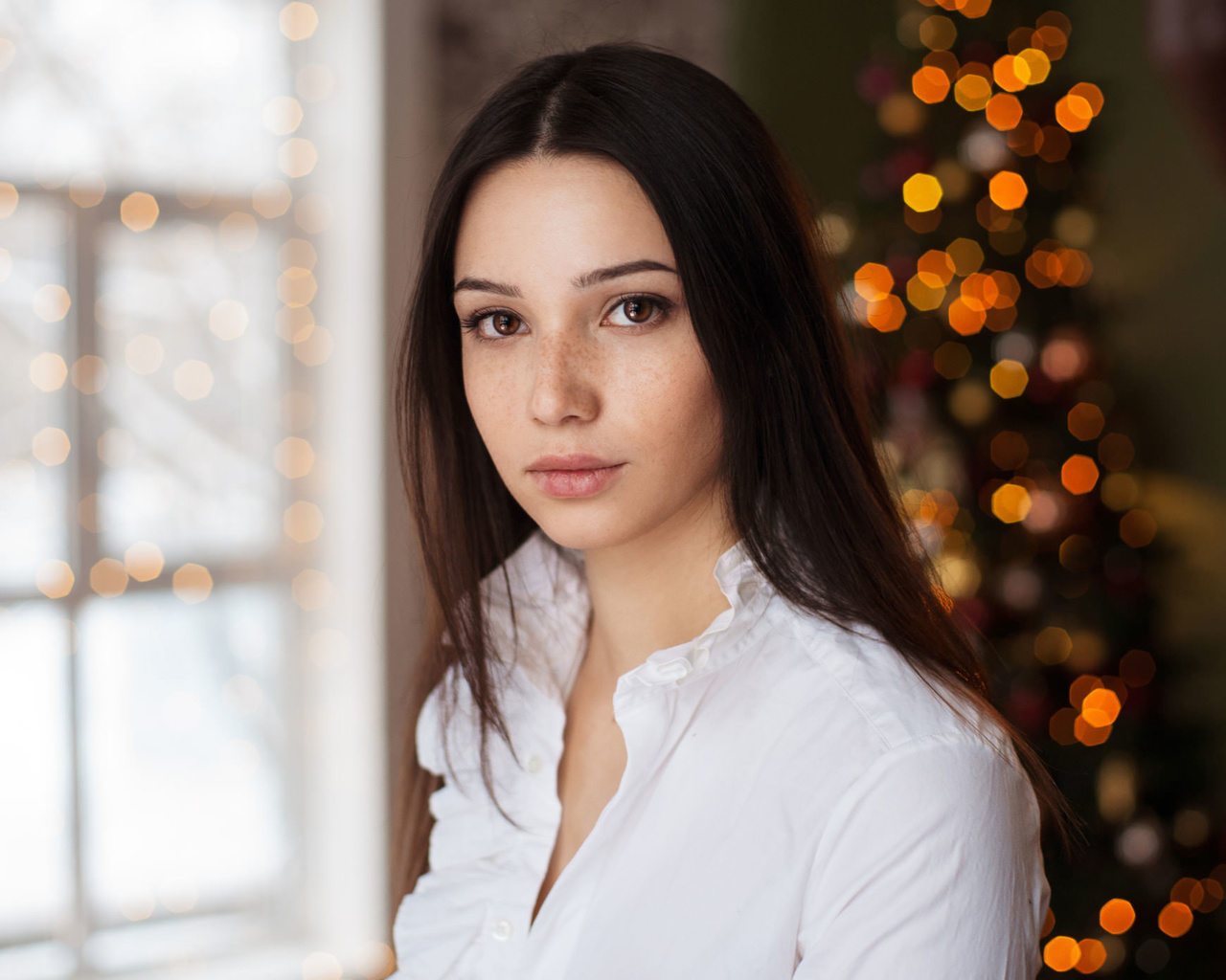 women, maxim maximov, portrait, christmas tree, window, freckles, christmas, mariya volokh