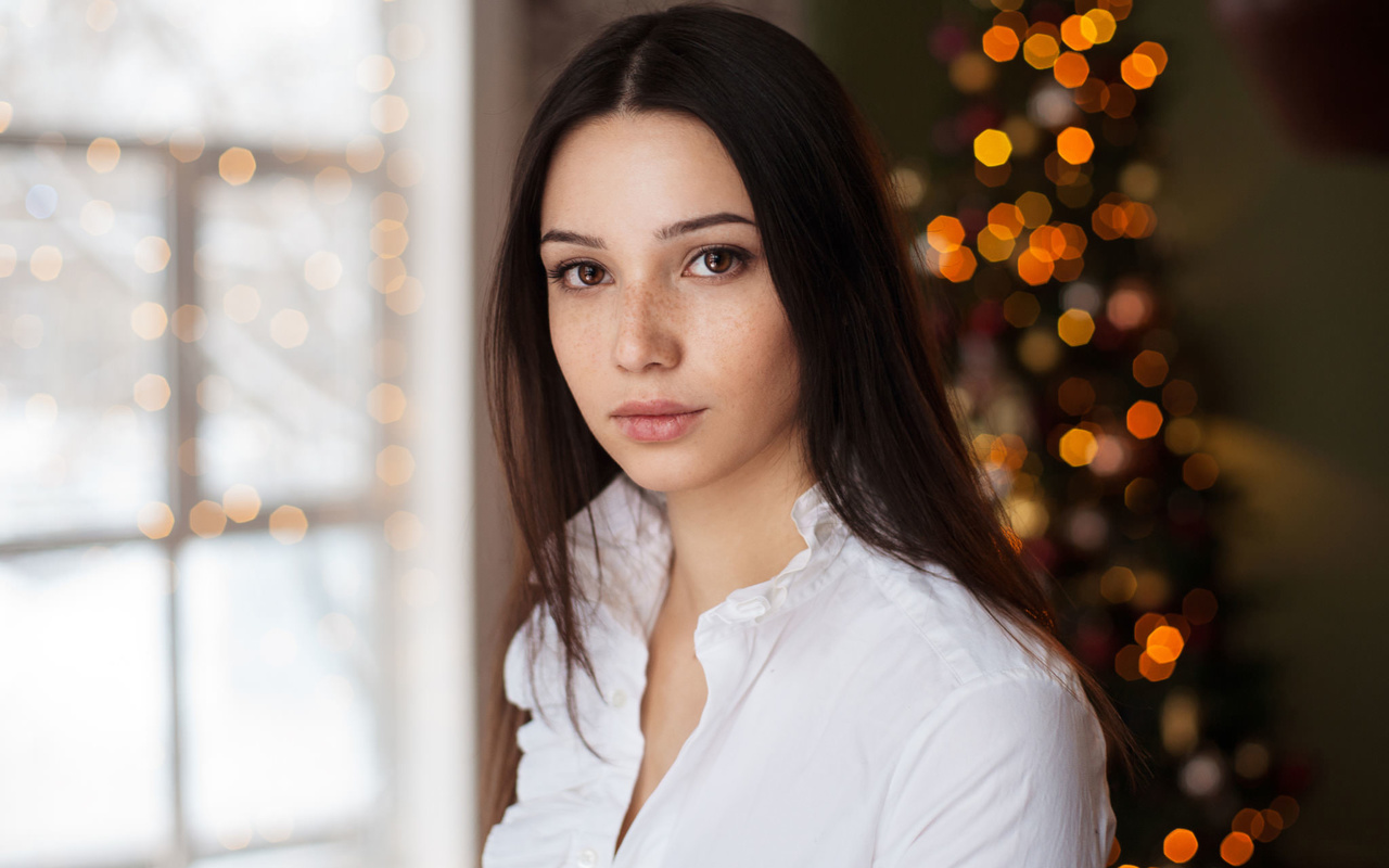 women, maxim maximov, portrait, christmas tree, window, freckles, christmas, mariya volokh