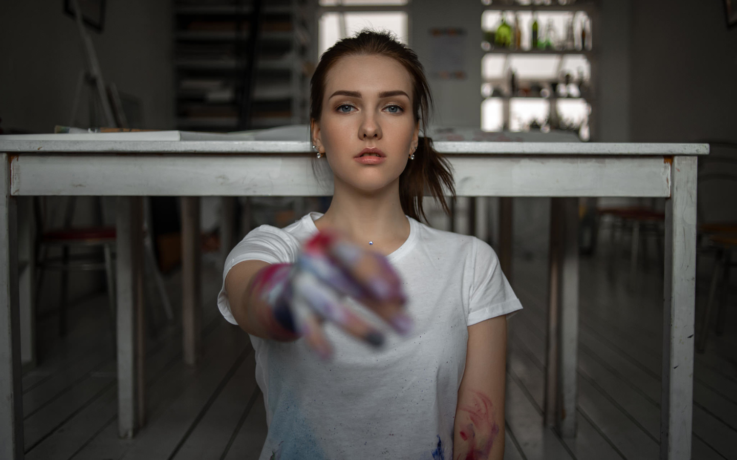 women, portrait, t-shirt, table, gray eyes, pink lipstick