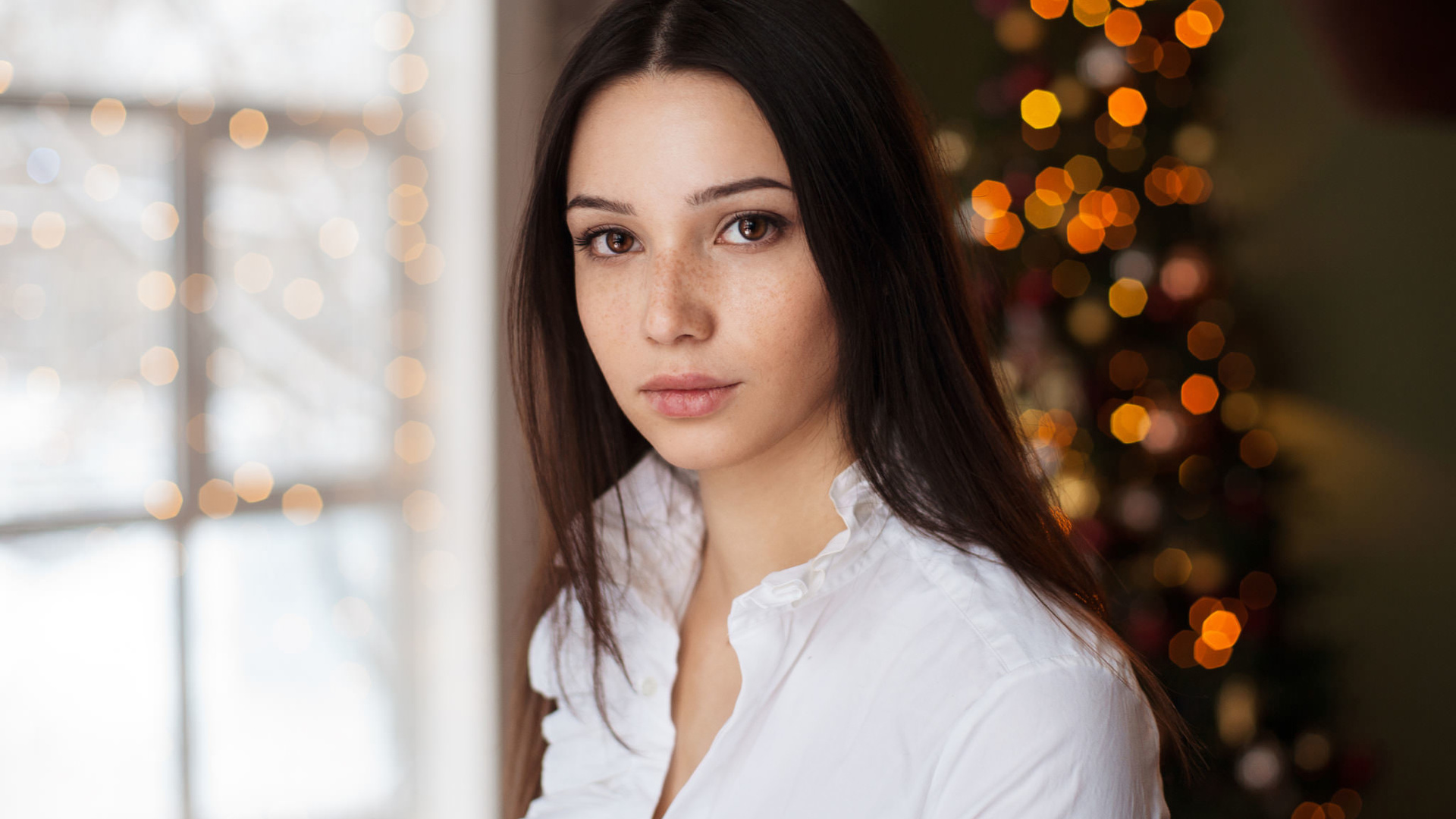 women, maxim maximov, portrait, christmas tree, window, freckles, christmas, mariya volokh