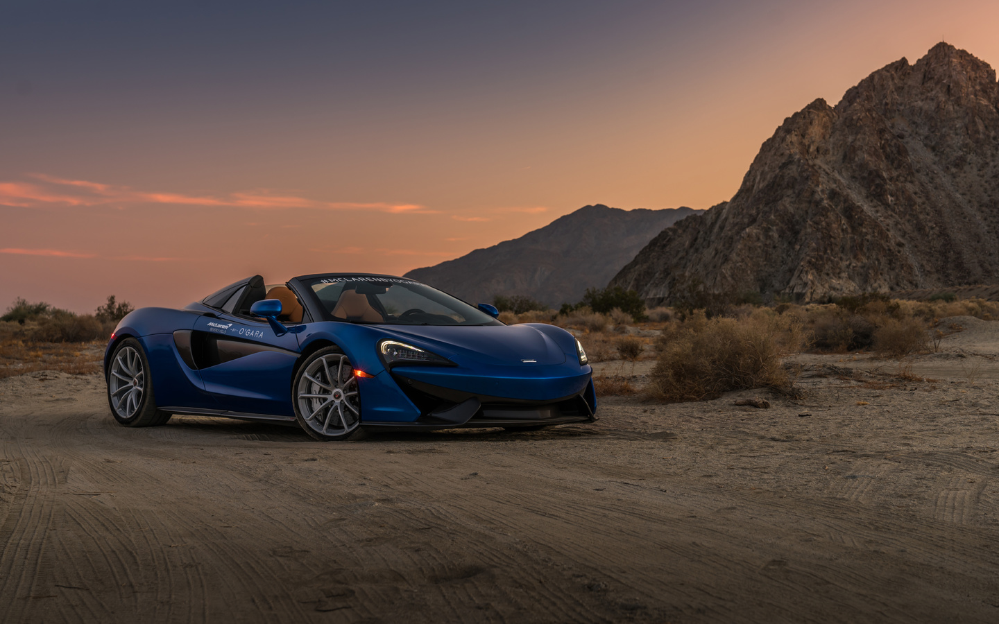 mclaren, in desert