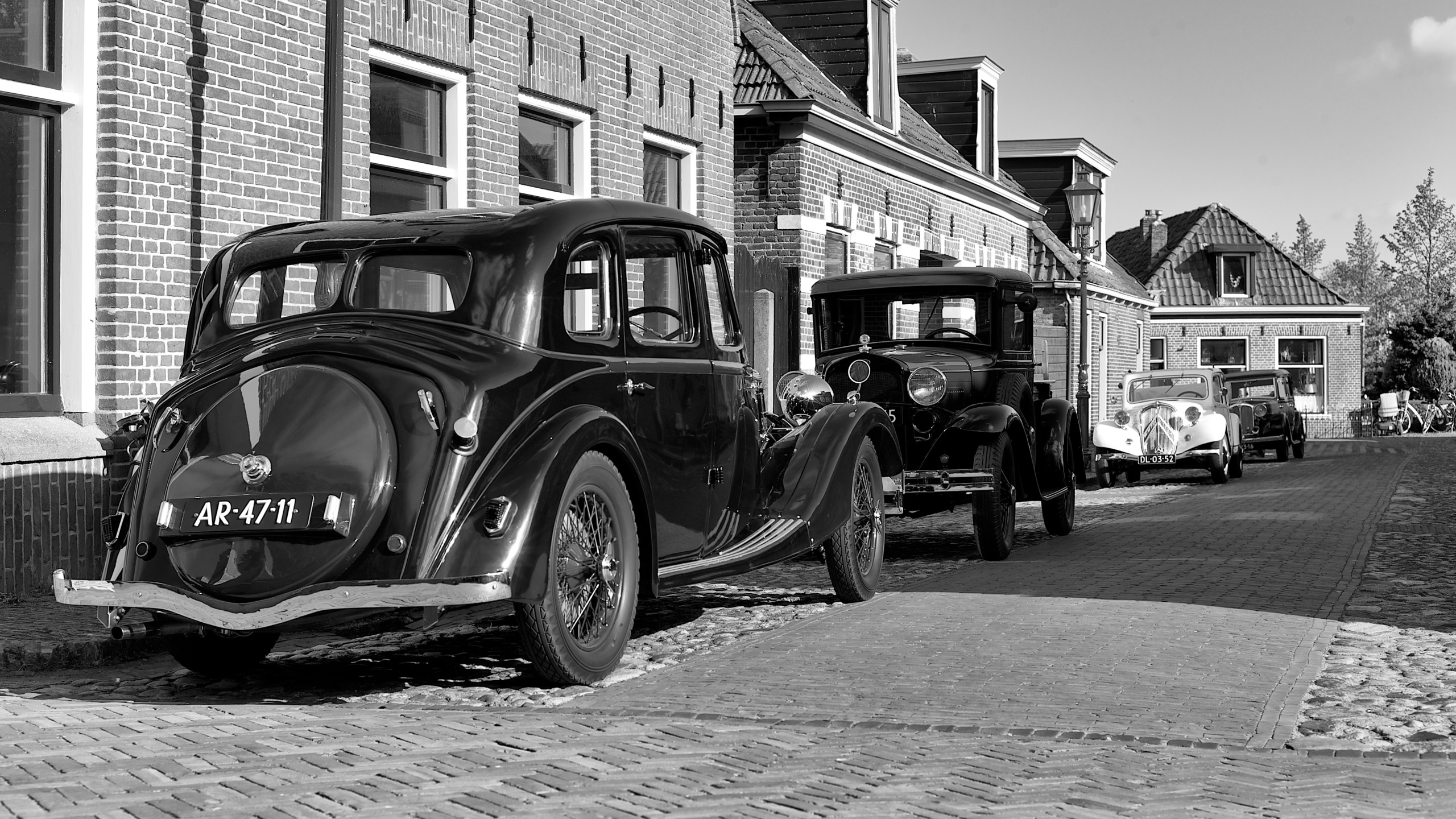 Old time. Ретро авто. Черная старинная машина. Старая машина черно белые. Старинные машины черно белые.