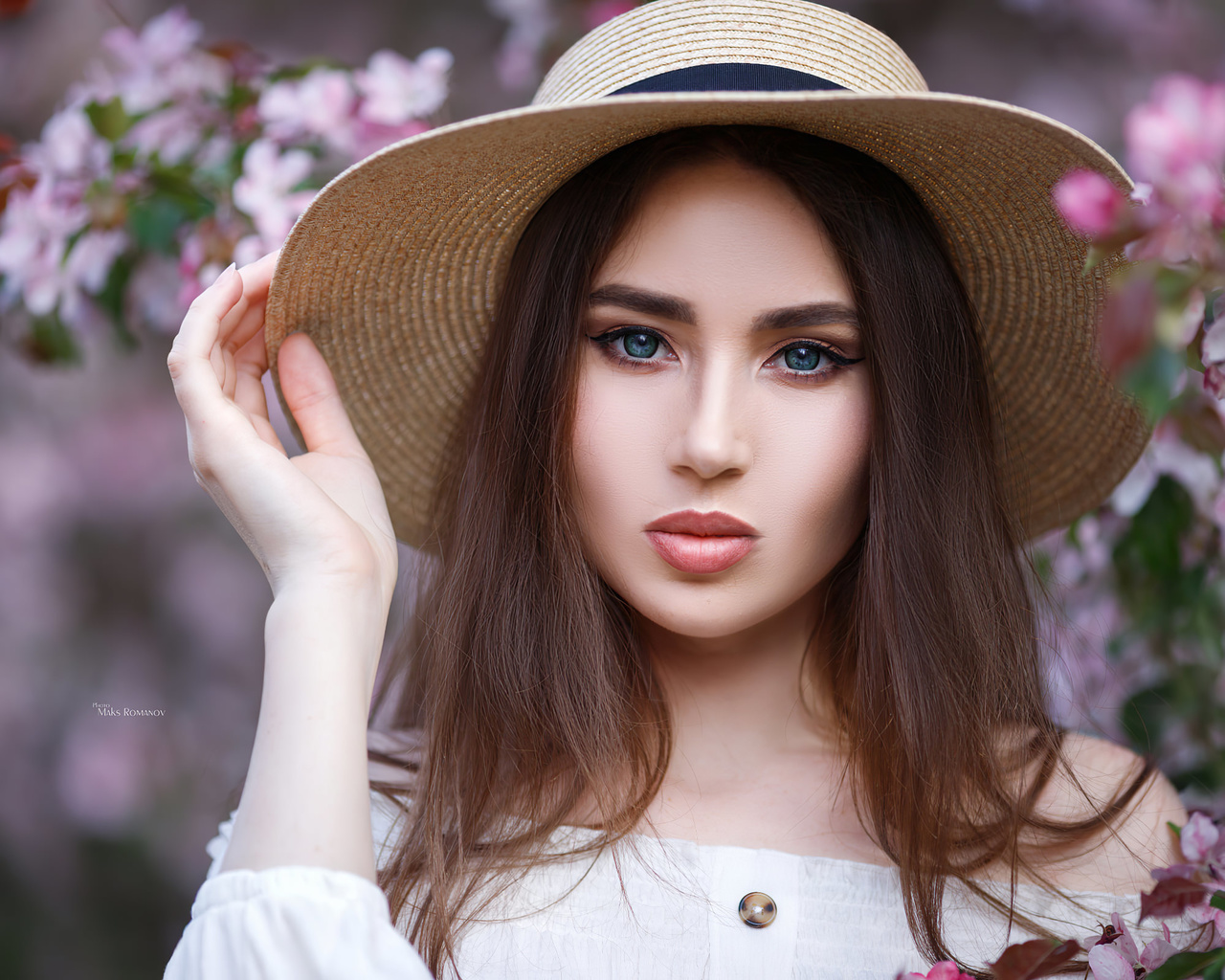 women, maksim romanov, hat, bare shoulders, blue eyes, portrait, eyeliner