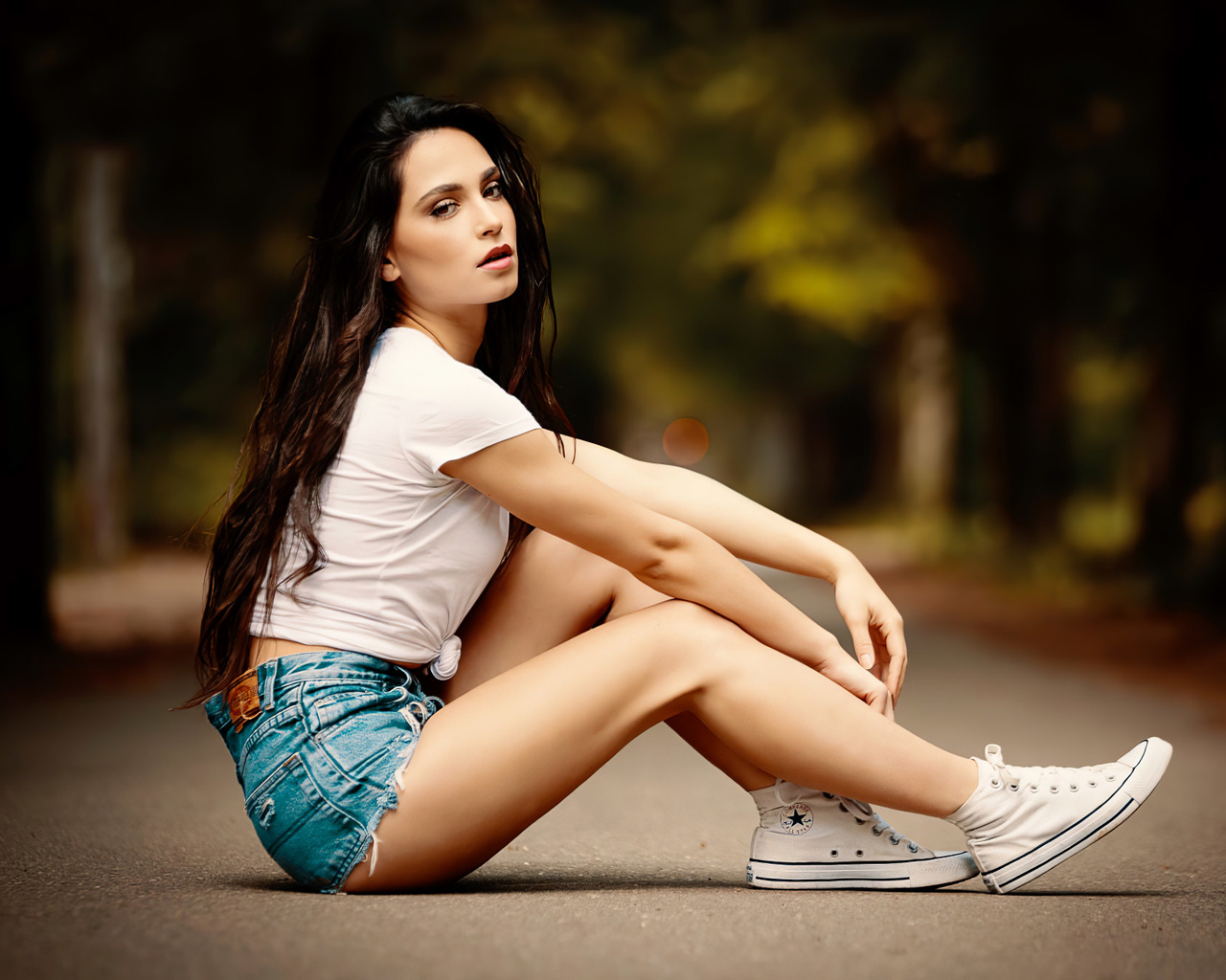 women, jean shorts, long hair, converse, sitting, trees, women outdoors