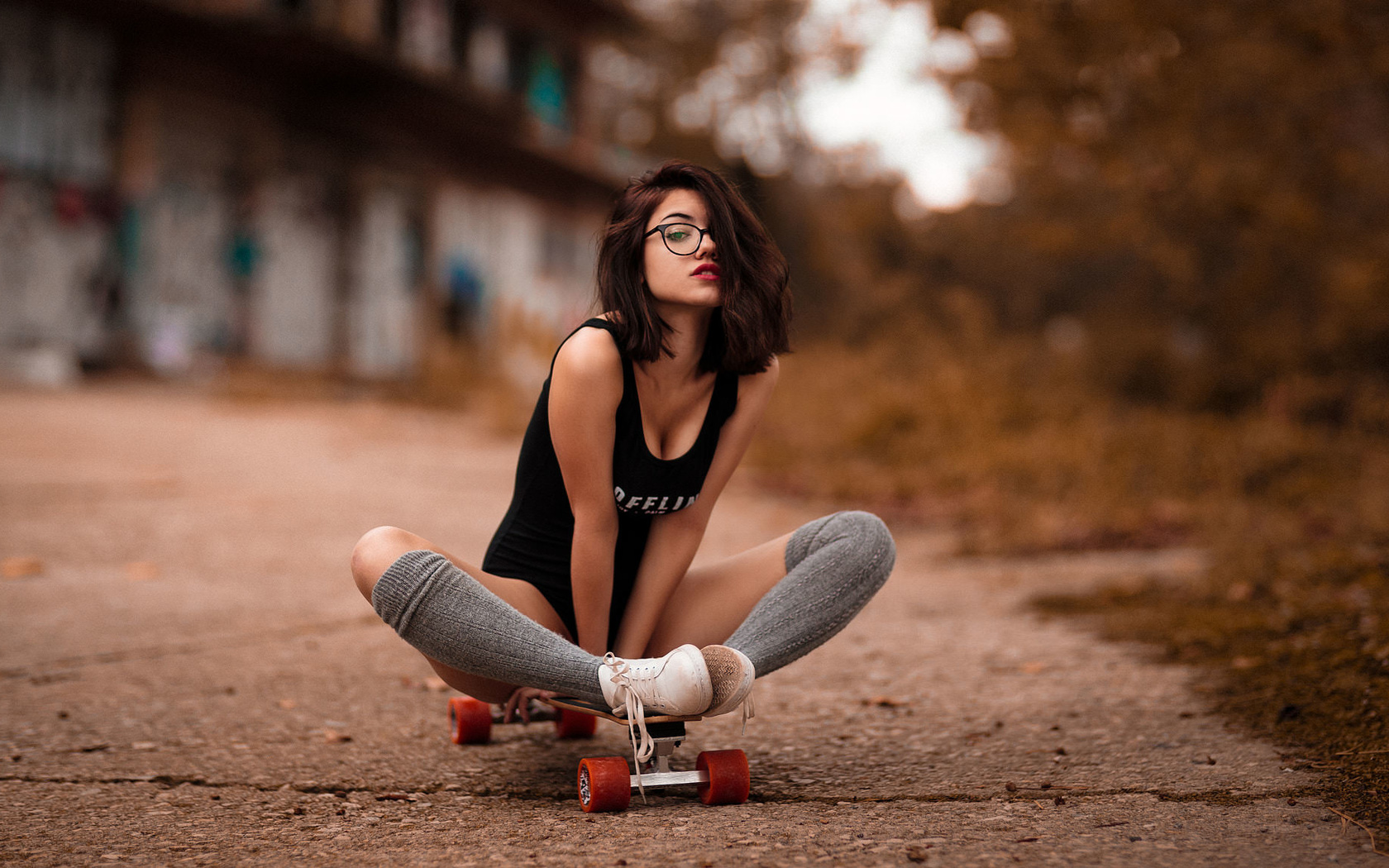 women, delaia gonzalez, knee-highs, women with glasses, brunette, sneakers, women outdoors, skateboard, red lipstick, sitting, david mas