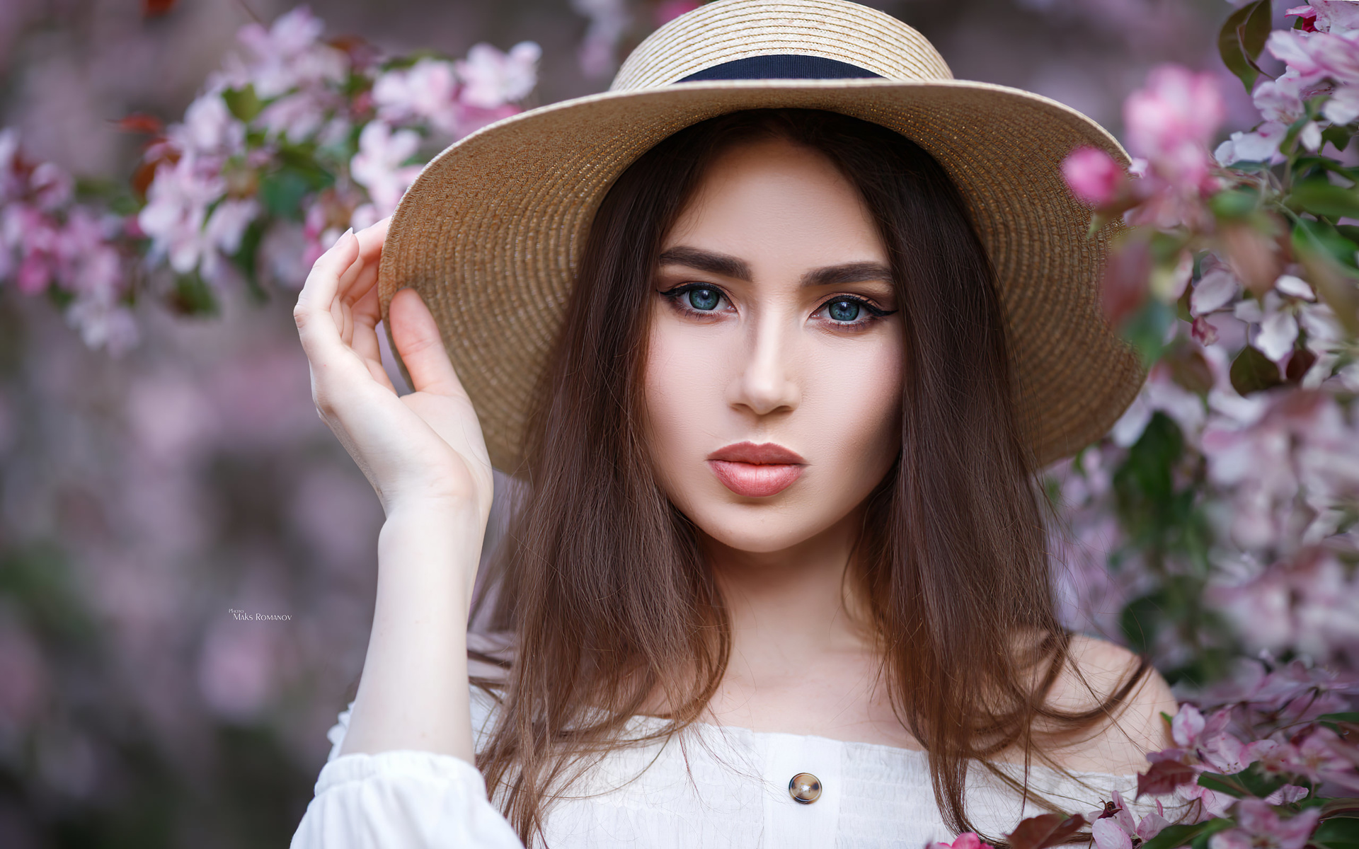 women, maksim romanov, hat, bare shoulders, blue eyes, portrait, eyeliner