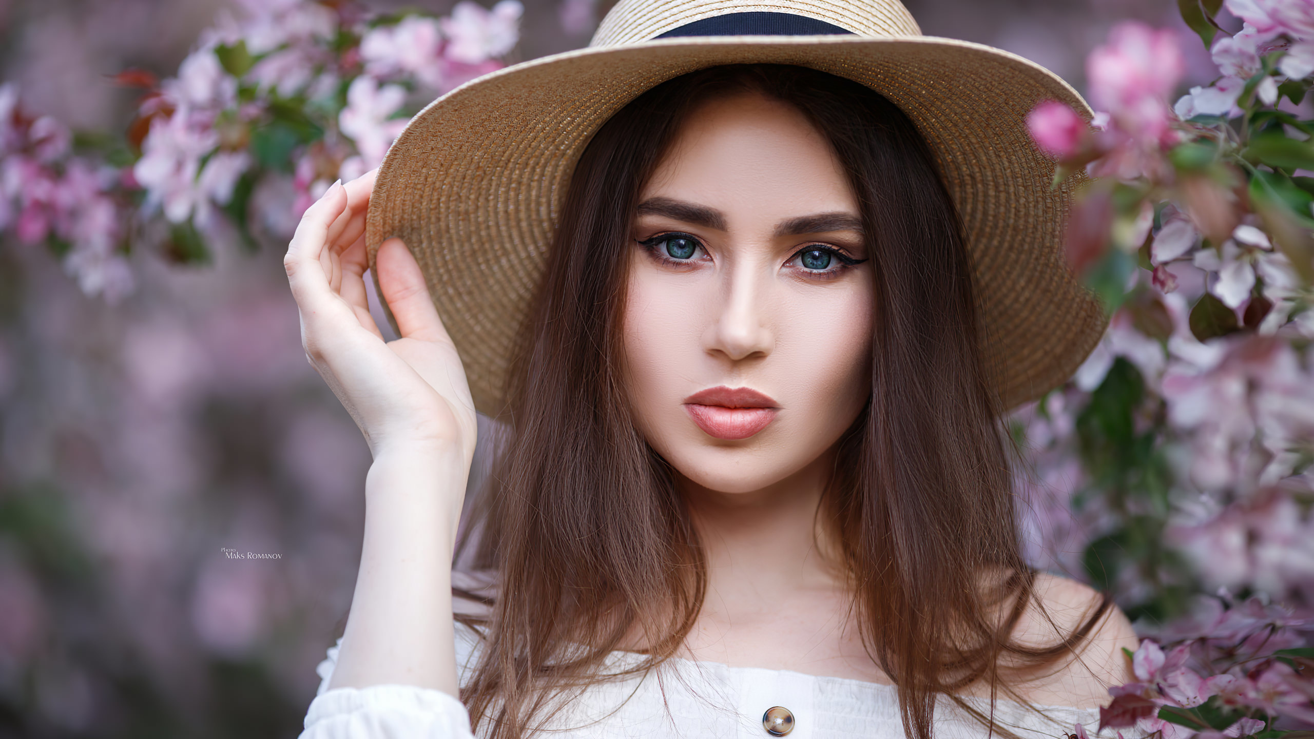 women, maksim romanov, hat, bare shoulders, blue eyes, portrait, eyeliner