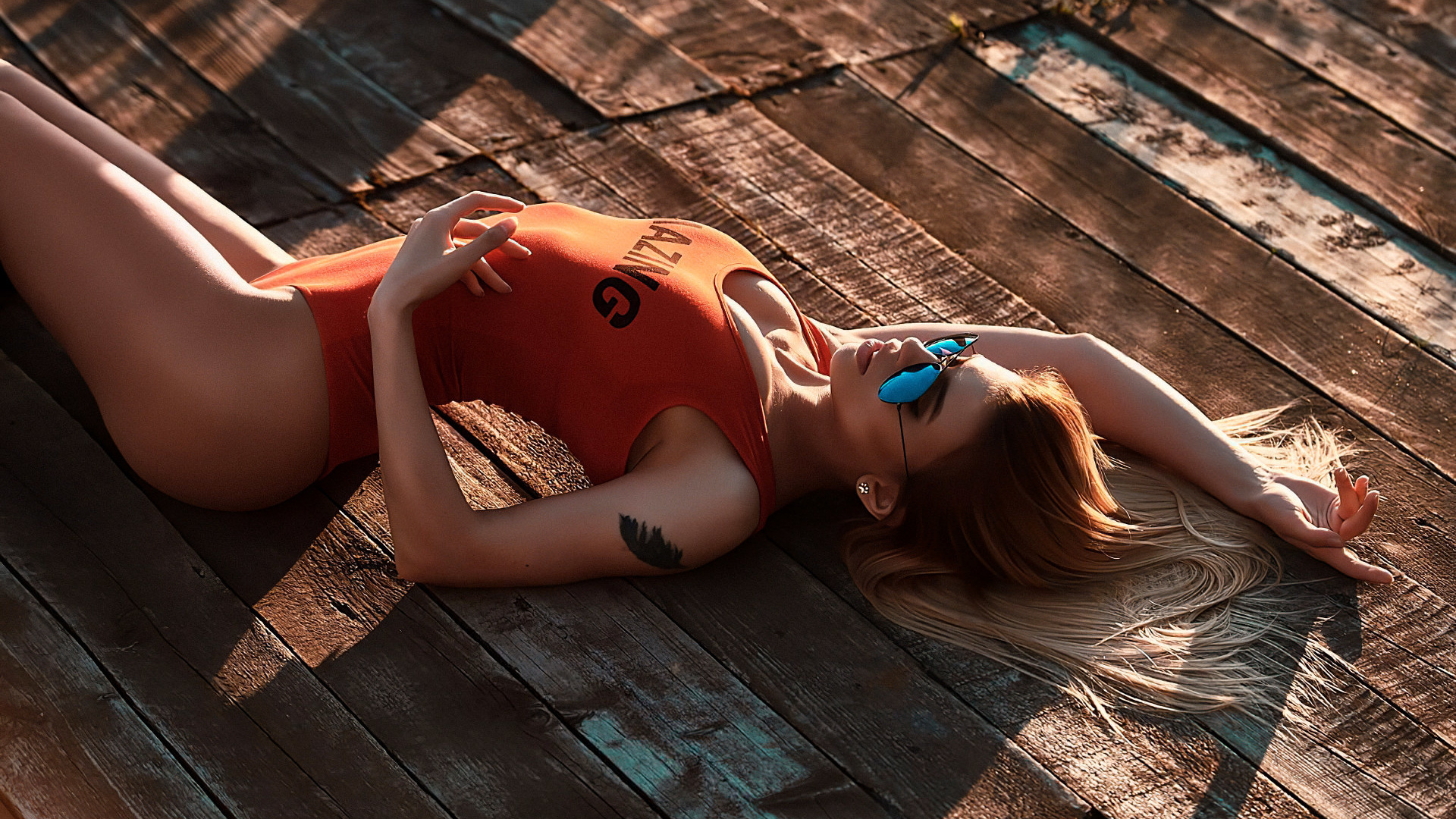 women, one-piece swimsuit, sunglasses, tattoo, on the floor, blonde, women outdoors, ass, wooden floor, brunette, lying on back